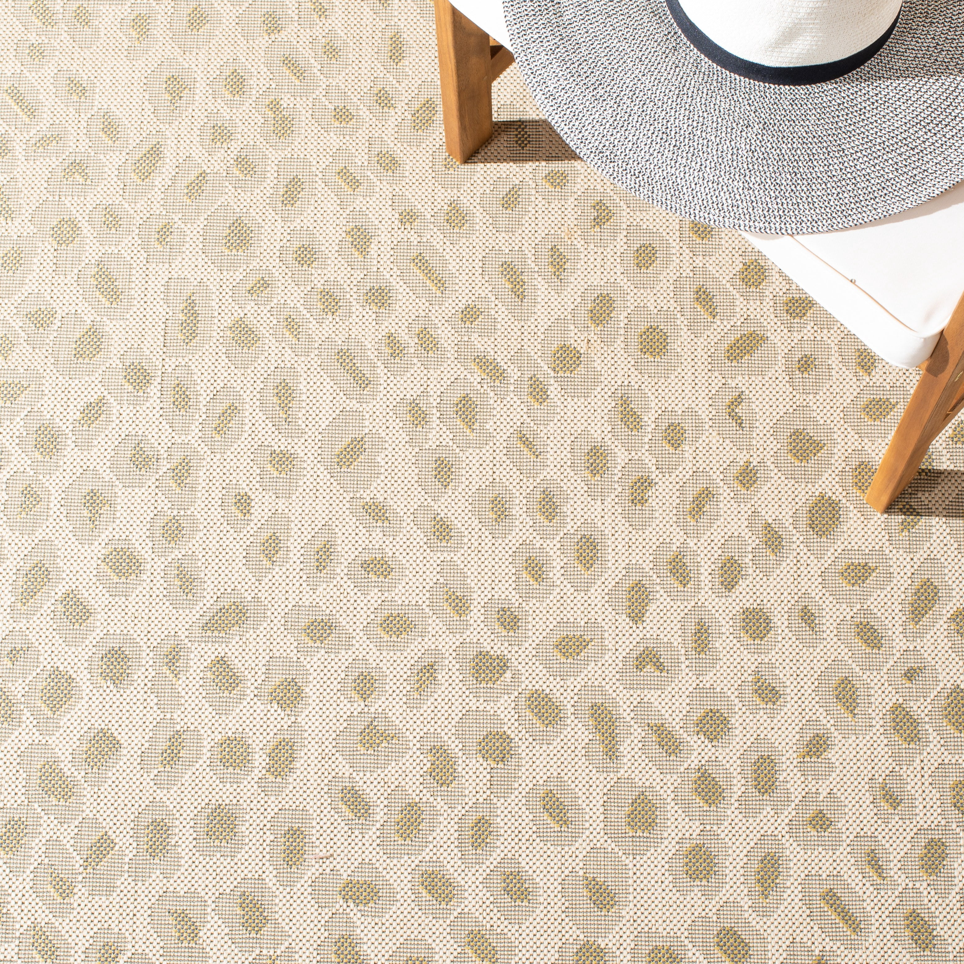 Safavieh Courtyard Camille Spotted Indoor/Outdoor Area Rug (Beige/Gold, 5 ft 3 in x 7 ft 7 in) f922z