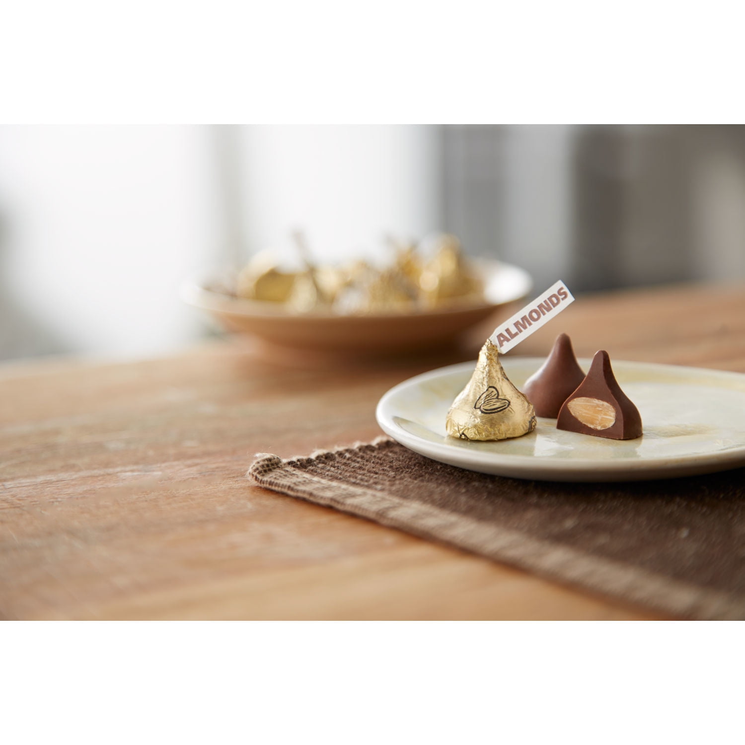 Hershey's Kisses Milk Chocolate with Almonds Candy (10 oz) 70c23