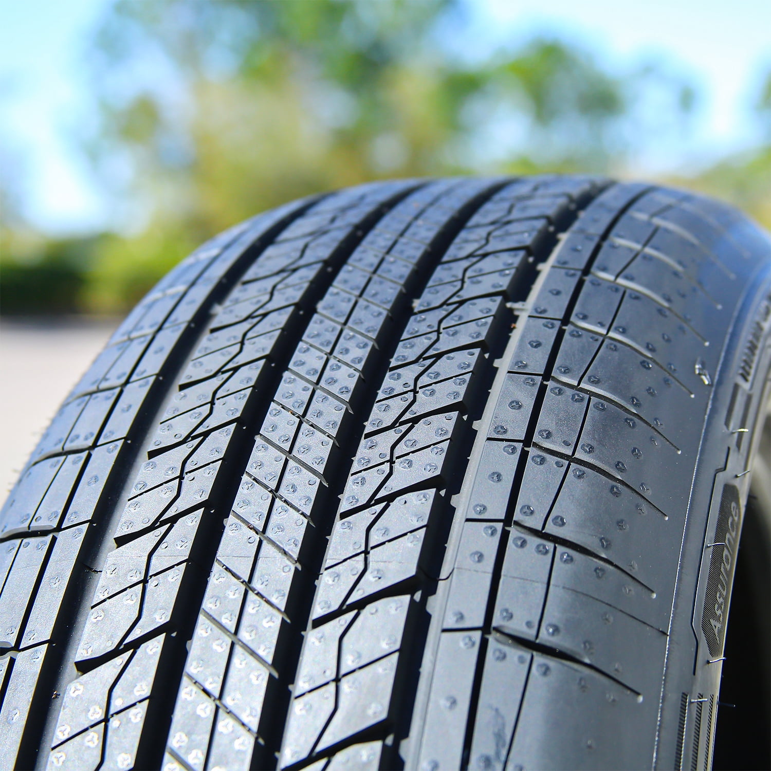 Goodyear Assurance MaxGuard SUV All Season Tire (235/65R17) o1osa