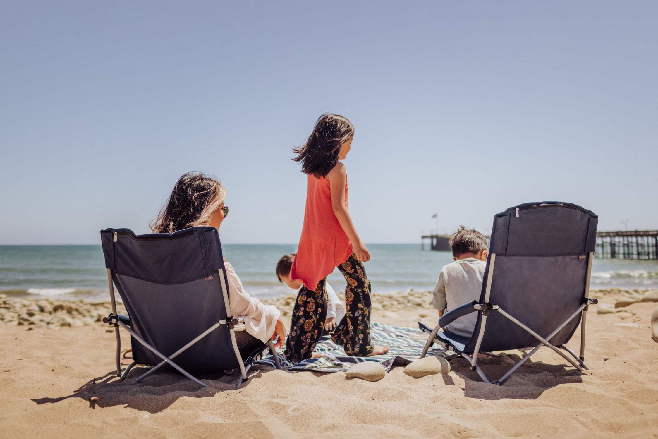 Oniva Tranquility Beach Chair, Portable Folding Low Camp Chair with Carry Bag (Blue) euttz
