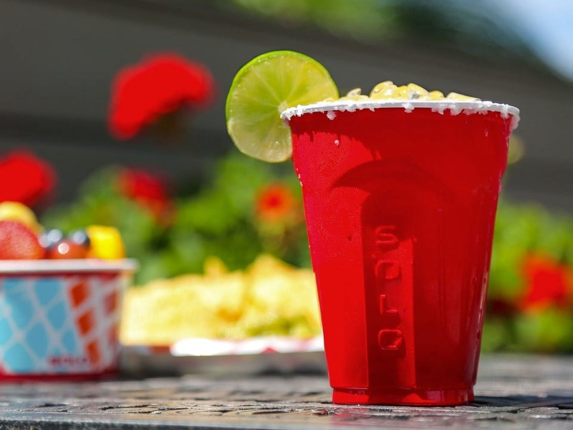 Solo Disposable Plastic Cups, Heavy-Duty Party Drinkware, Leakproof Design (Red, 18 fl oz, 100 ct) 14ght
