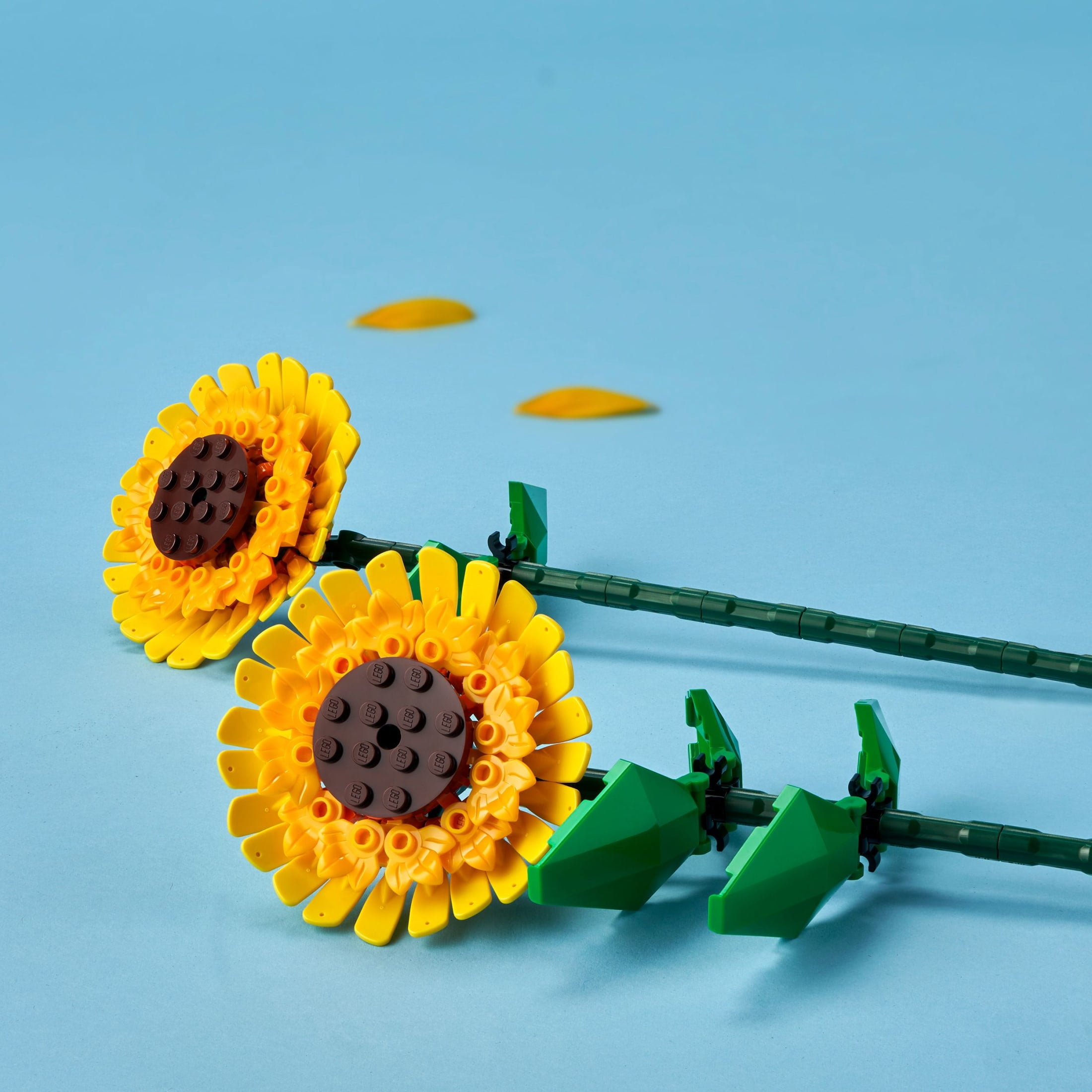 LEGO Sunflowers Building Kit, Artificial Flower Display Set for Home Decor (191 Pieces, 9.5 in. Tall) c2jbv