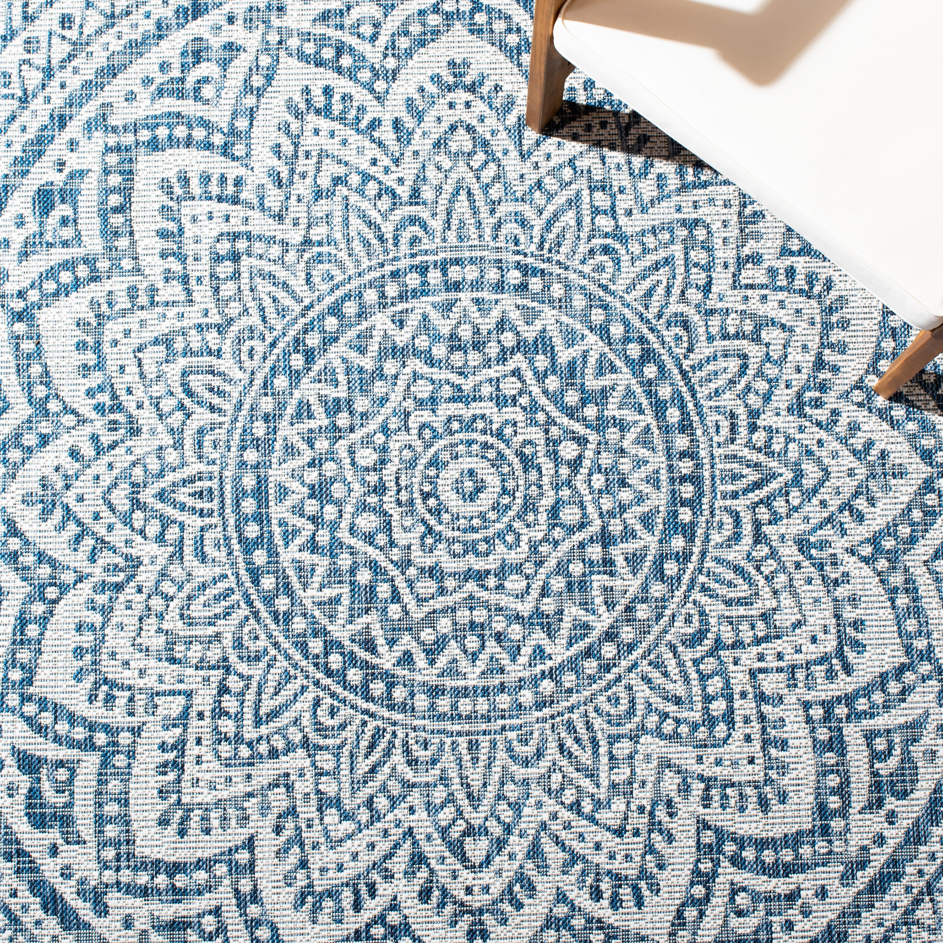 Safavieh Courtyard Josiah Floral Medallion Indoor/Outdoor Area Rug (Ivory/Navy, 2 ft 7 in x 5 ft) btttp