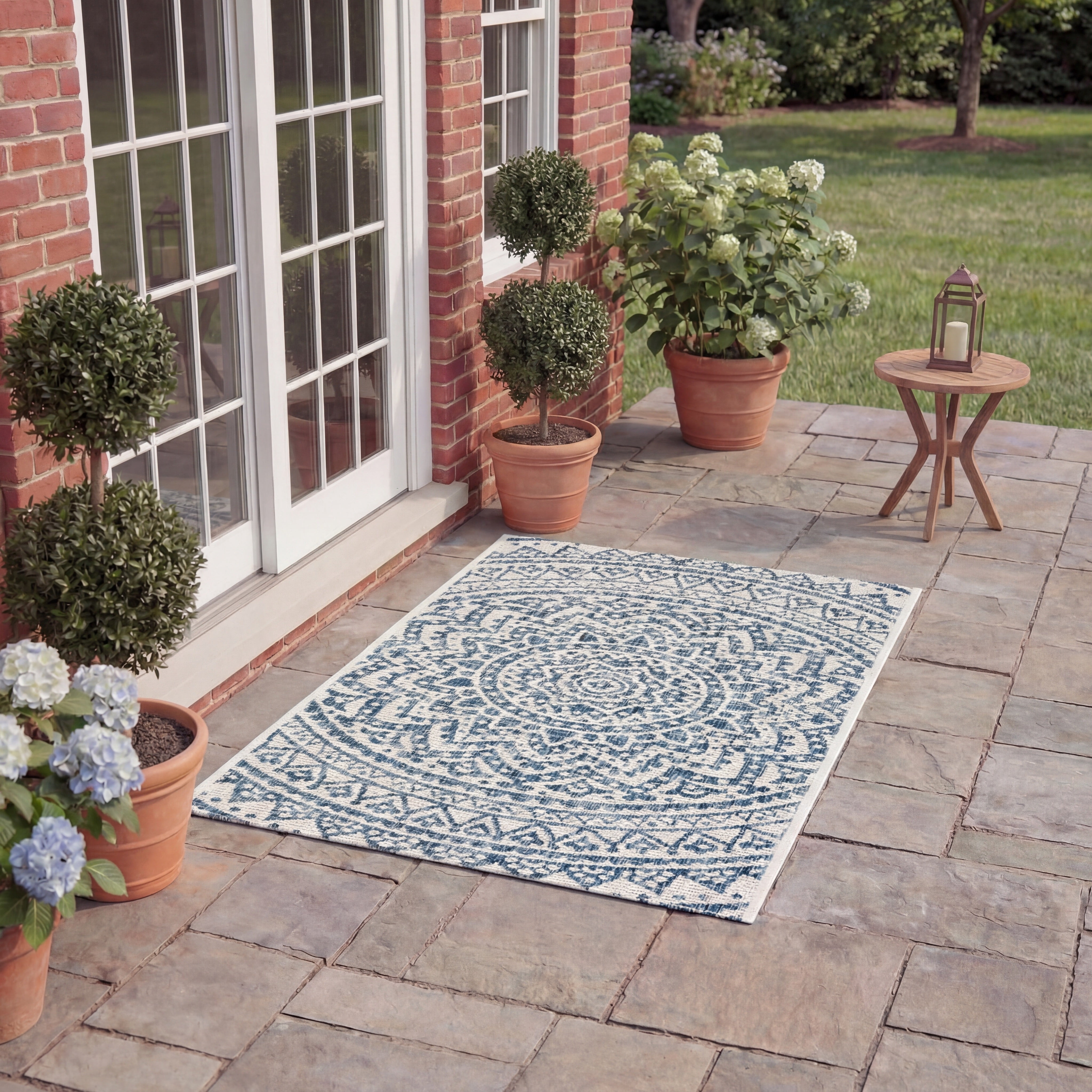 Safavieh Courtyard Josiah Floral Medallion Indoor/Outdoor Area Rug (Ivory/Navy, 2 ft 7 in x 5 ft) btttp