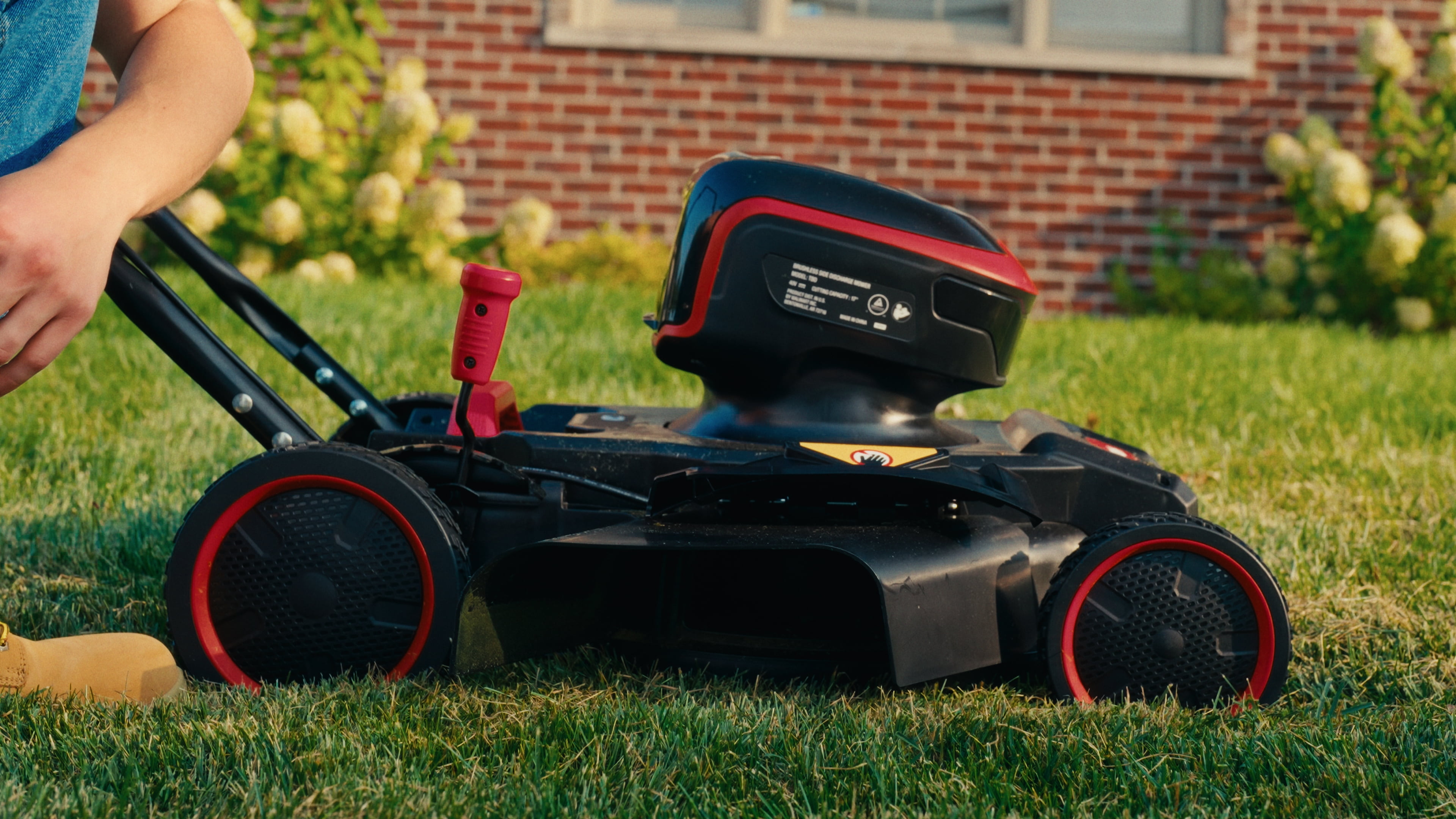 Hyper Tough 40V Max 18-inch Brushless Cordless Lawn Mower with Mulching Function (2 Batteries and 2 Chargers Included) 9aw77