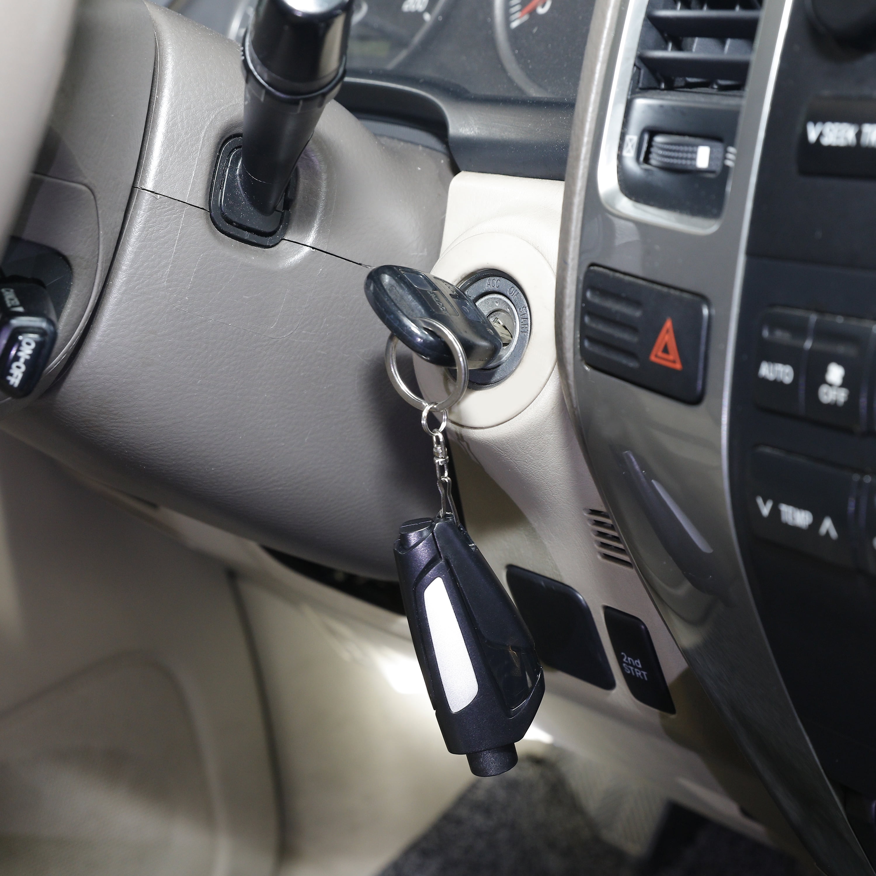Auto Drive 2-in-1 Emergency Keychain Rescue Tool with Seat Belt Cutter and Window Breaker (Black, 1 oz) d1tiv