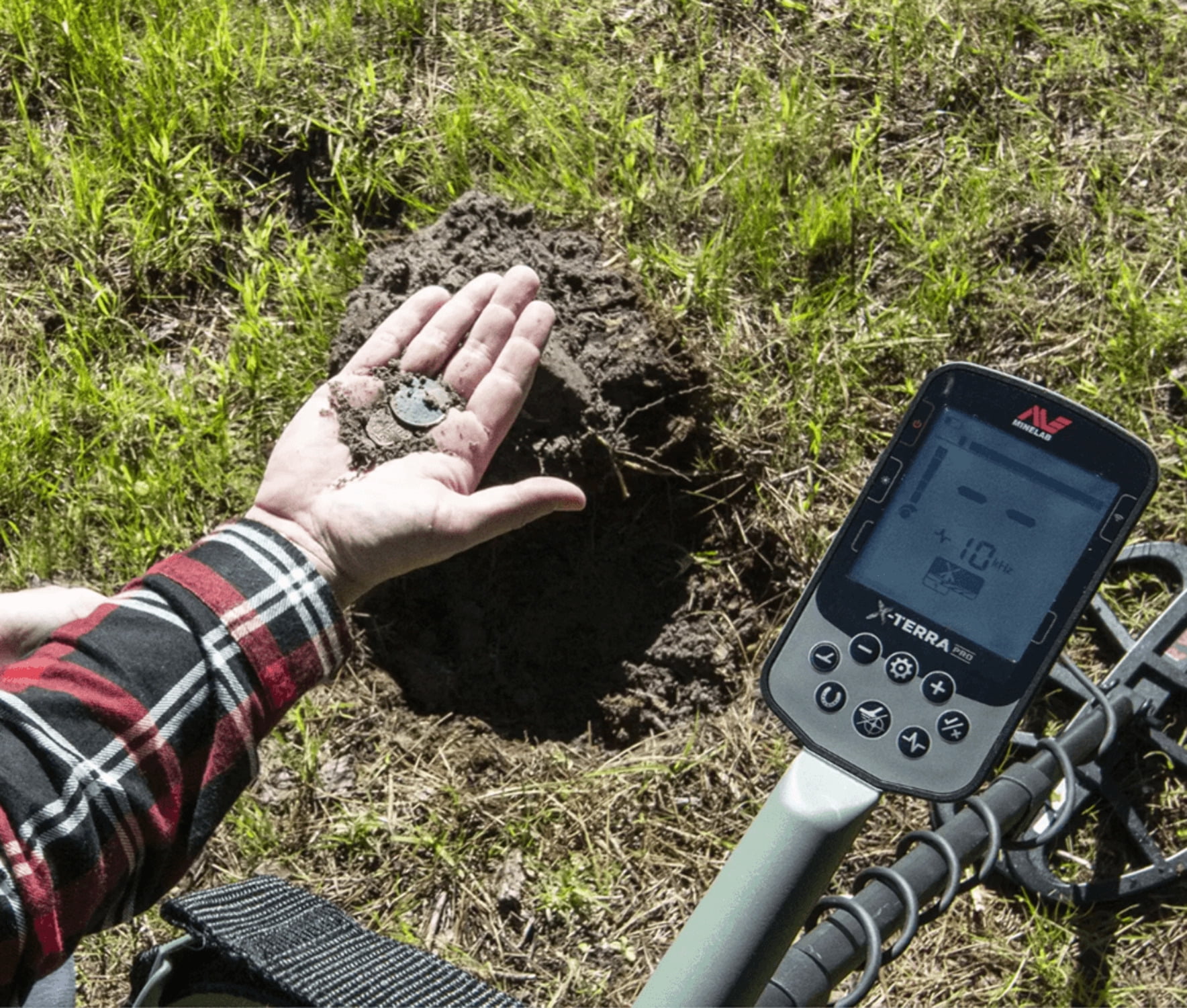 Minelab X-Terra Pro Waterproof Metal Detector with V12X Coil (Black, 16 ft Depth) lpzwo