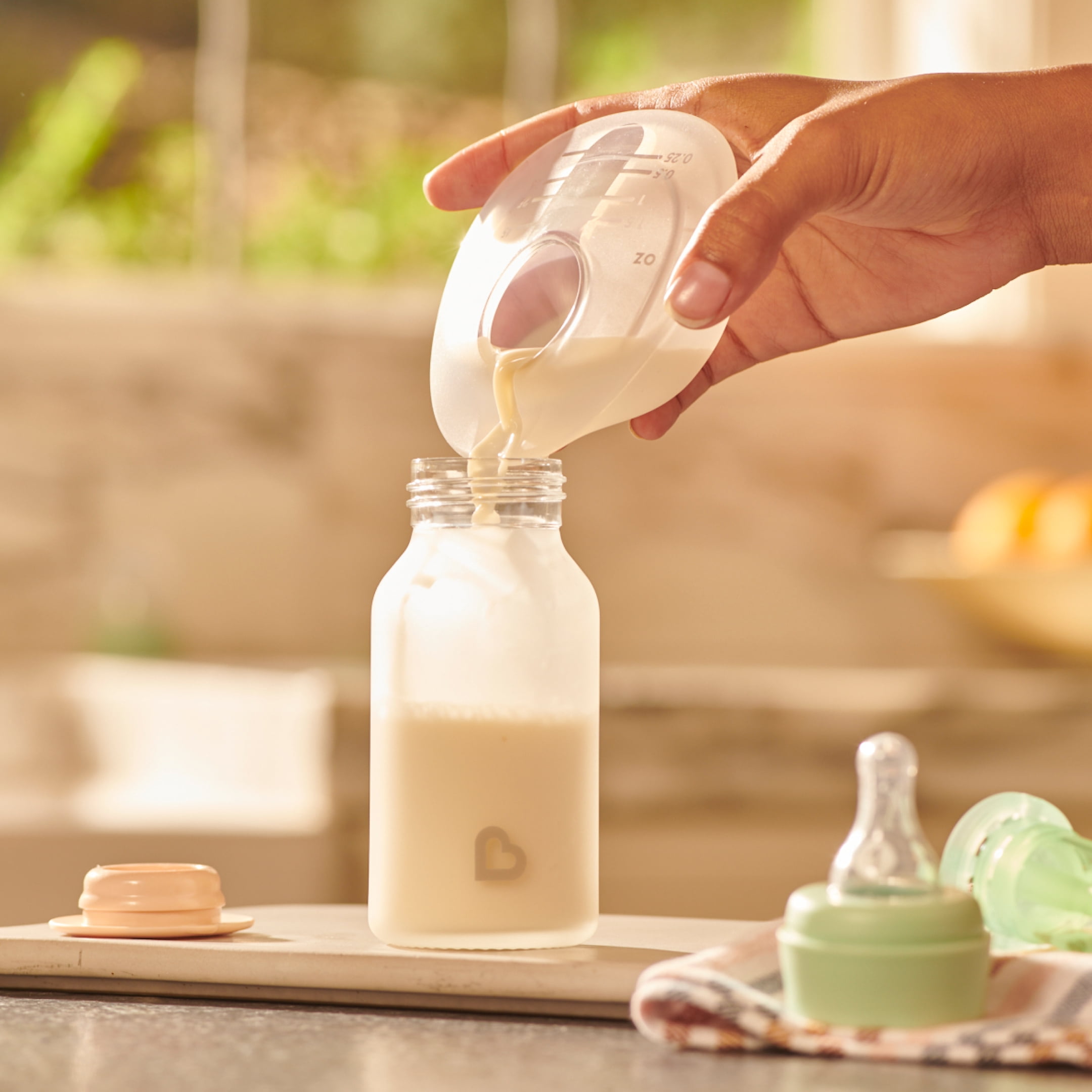 Munchkin Breast Milk Wearable Silicone Collector Cup (Clear, 1.5 oz) 6vb9o
