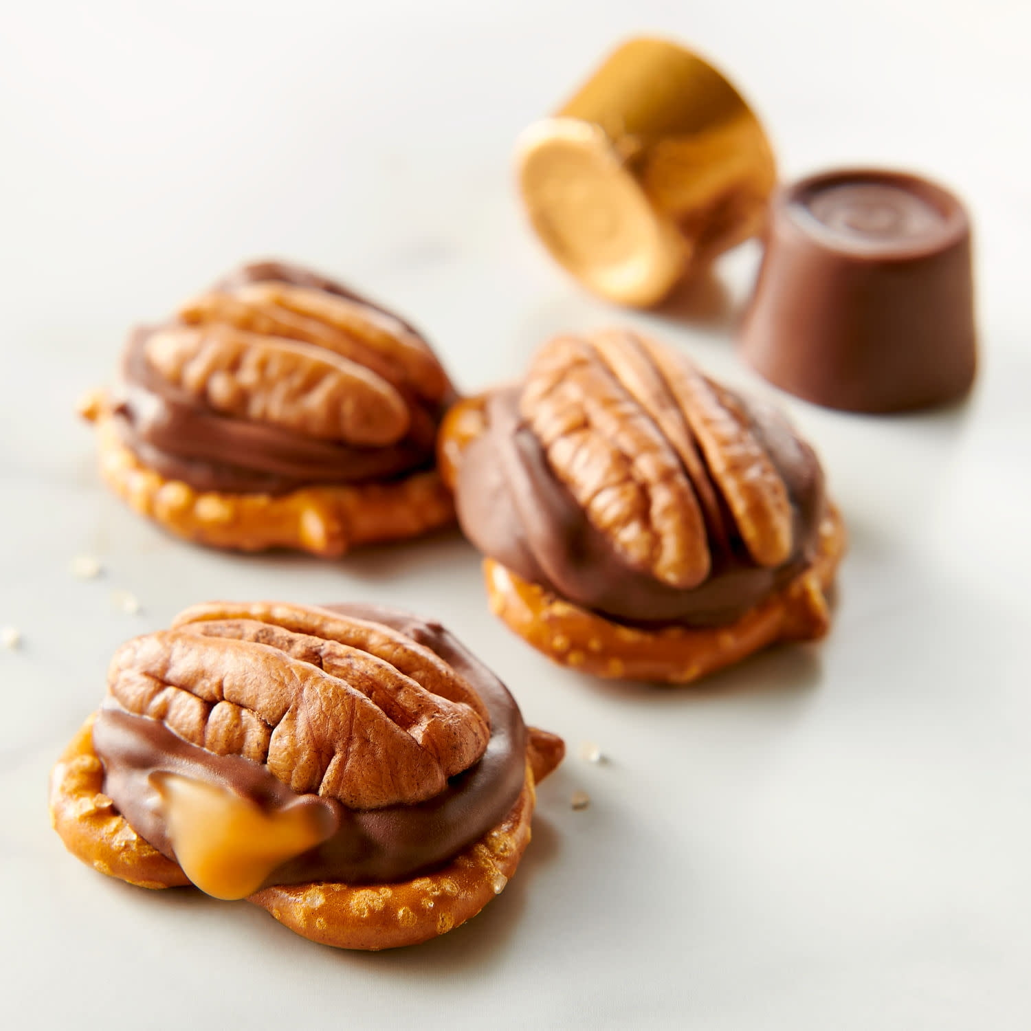 ROLO Rich Chocolate Caramels Candy, Creamy Caramel Filled Chocolate Treats (10.6 oz) 031q9