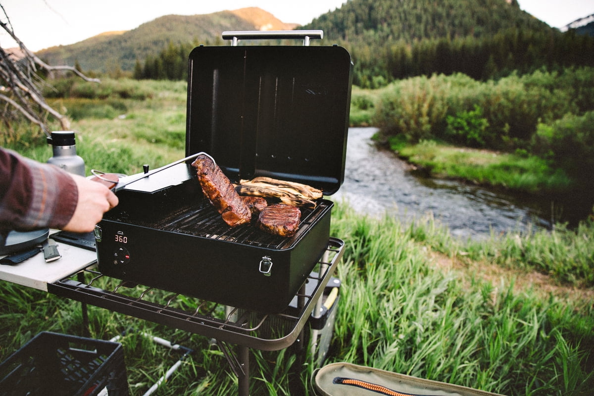 Traeger Pellet Grills Ranger Portable Wood Pellet Grill and Smoker (Black, 184 sq in) k3x06