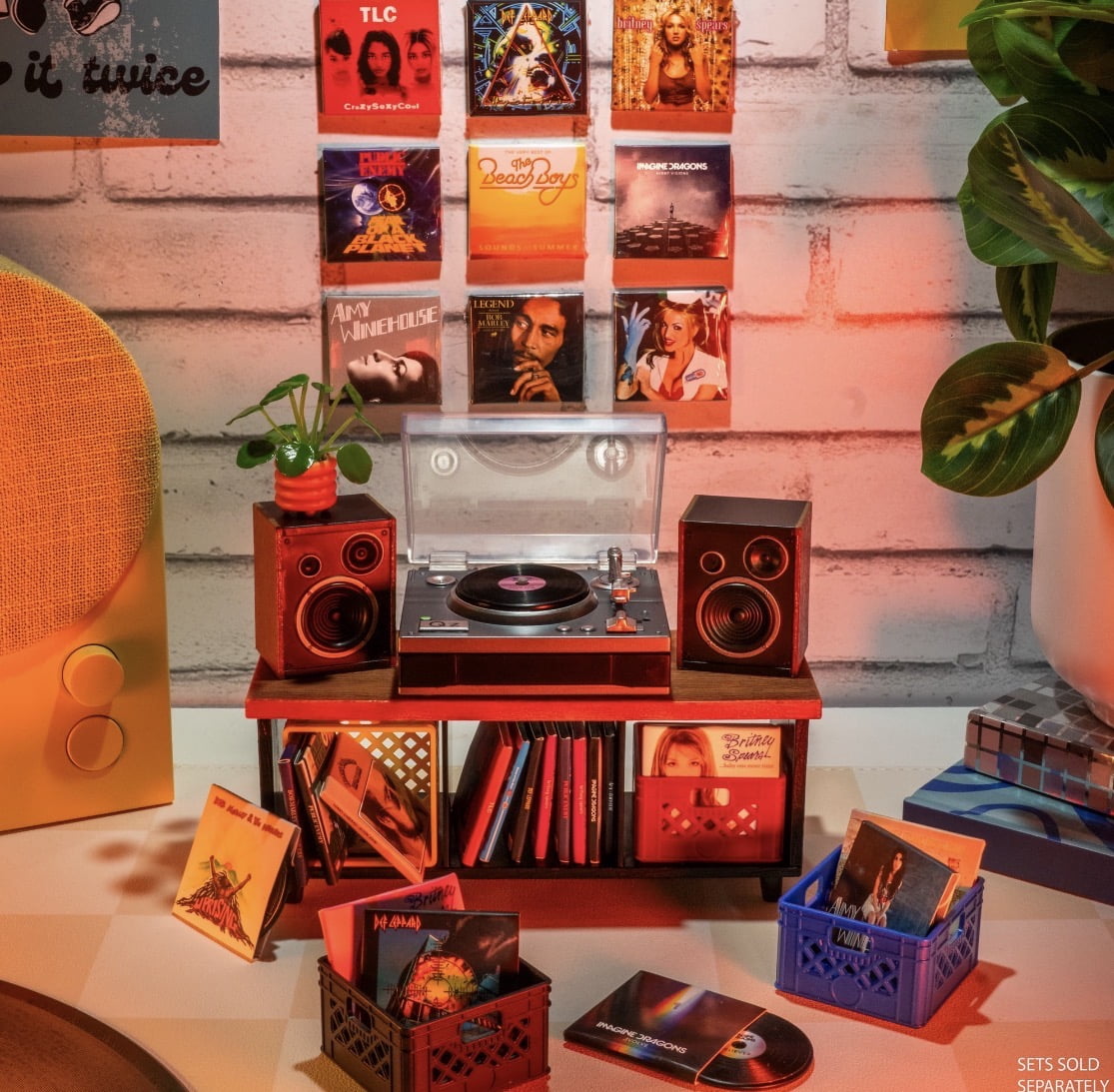 MGA's Miniverse Real Music Record Player Mini Collectible with Playable Vinyl (Beethoven Symphony No. 5 Remix, 1 Piece) 34qwu