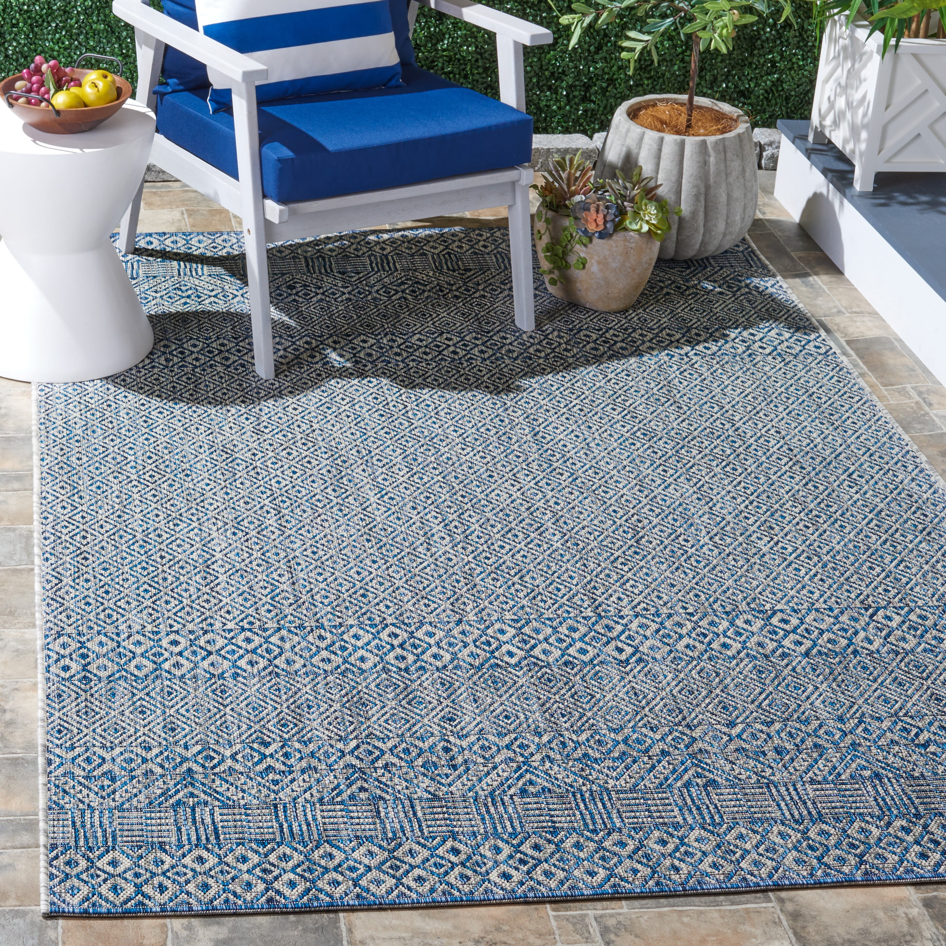 Safavieh Courtyard Evander Geometric Indoor/Outdoor Area Rug (Gray/Blue, 5 ft 3 in x 7 ft 7 in) hwgxc
