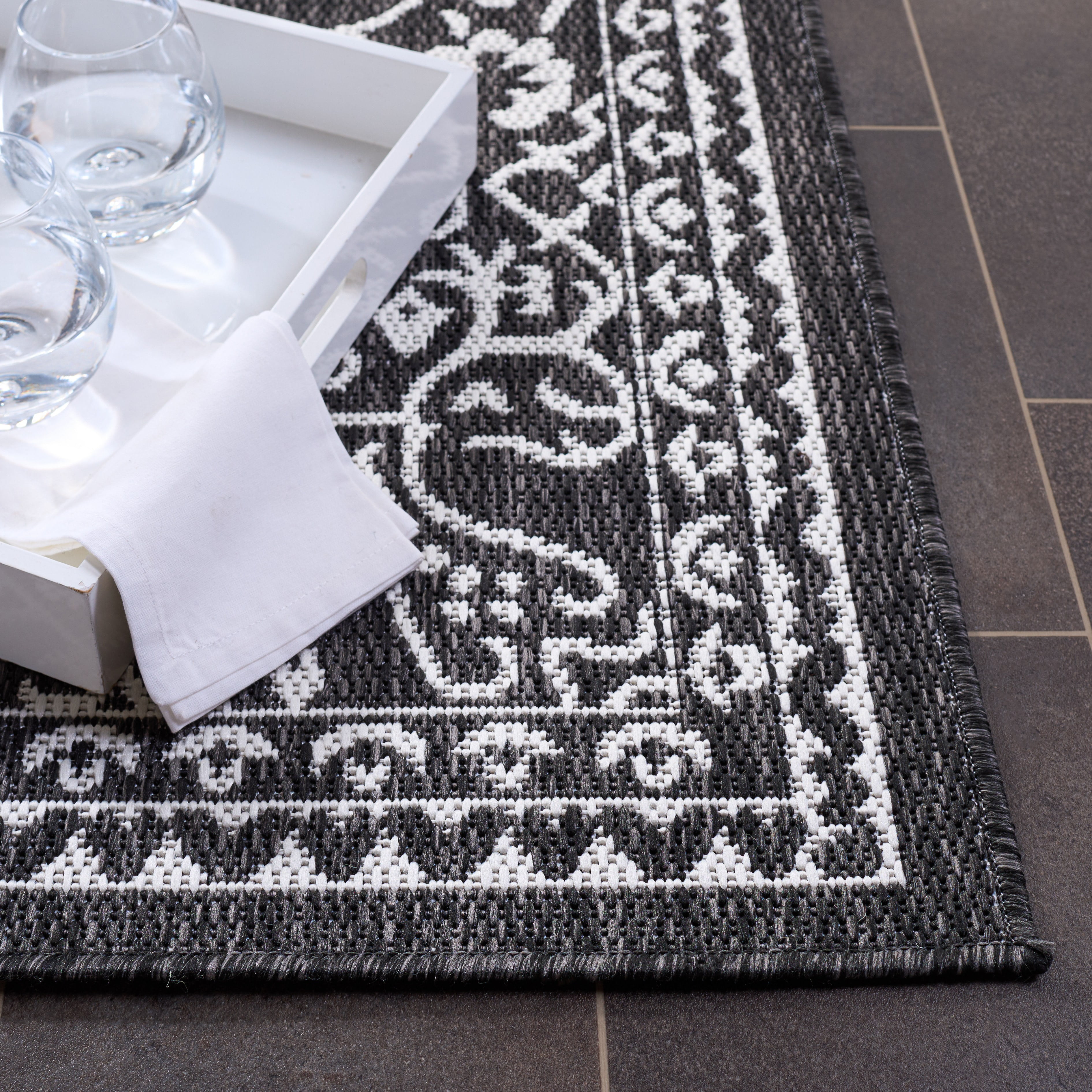 Safavieh Beach House Hubert Medallion Indoor/Outdoor Area Rug (Charcoal/Ivory, 5 ft 3 in x 7 ft 6 in) 7uymw
