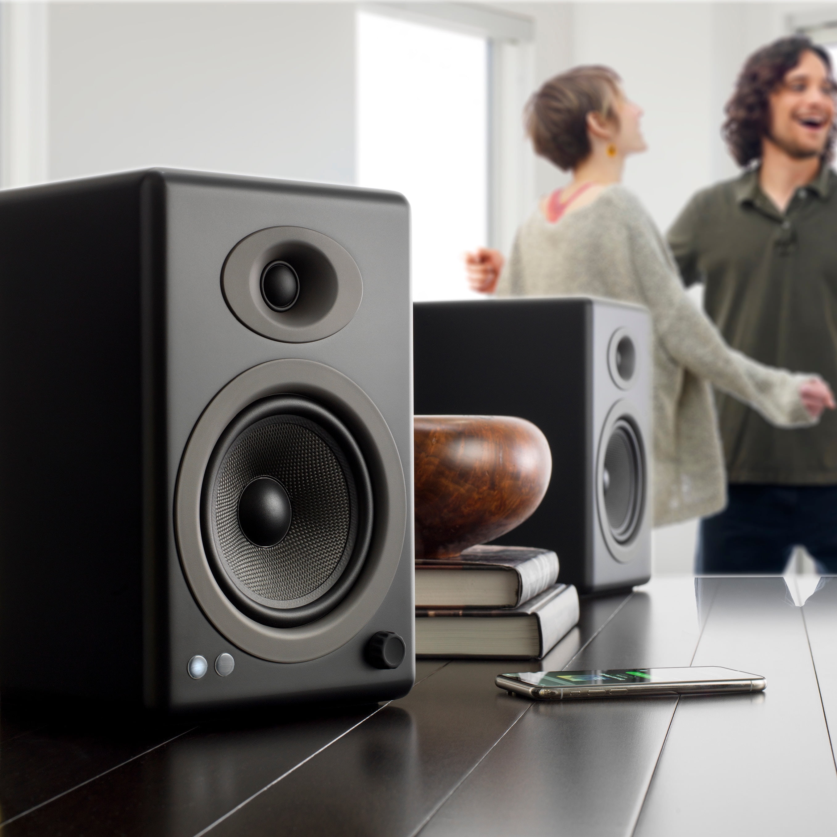 Audioengine A5+ Wireless Powered Bookshelf Speakers with Bluetooth and Built-in DAC (White, Pair) 2yo3i