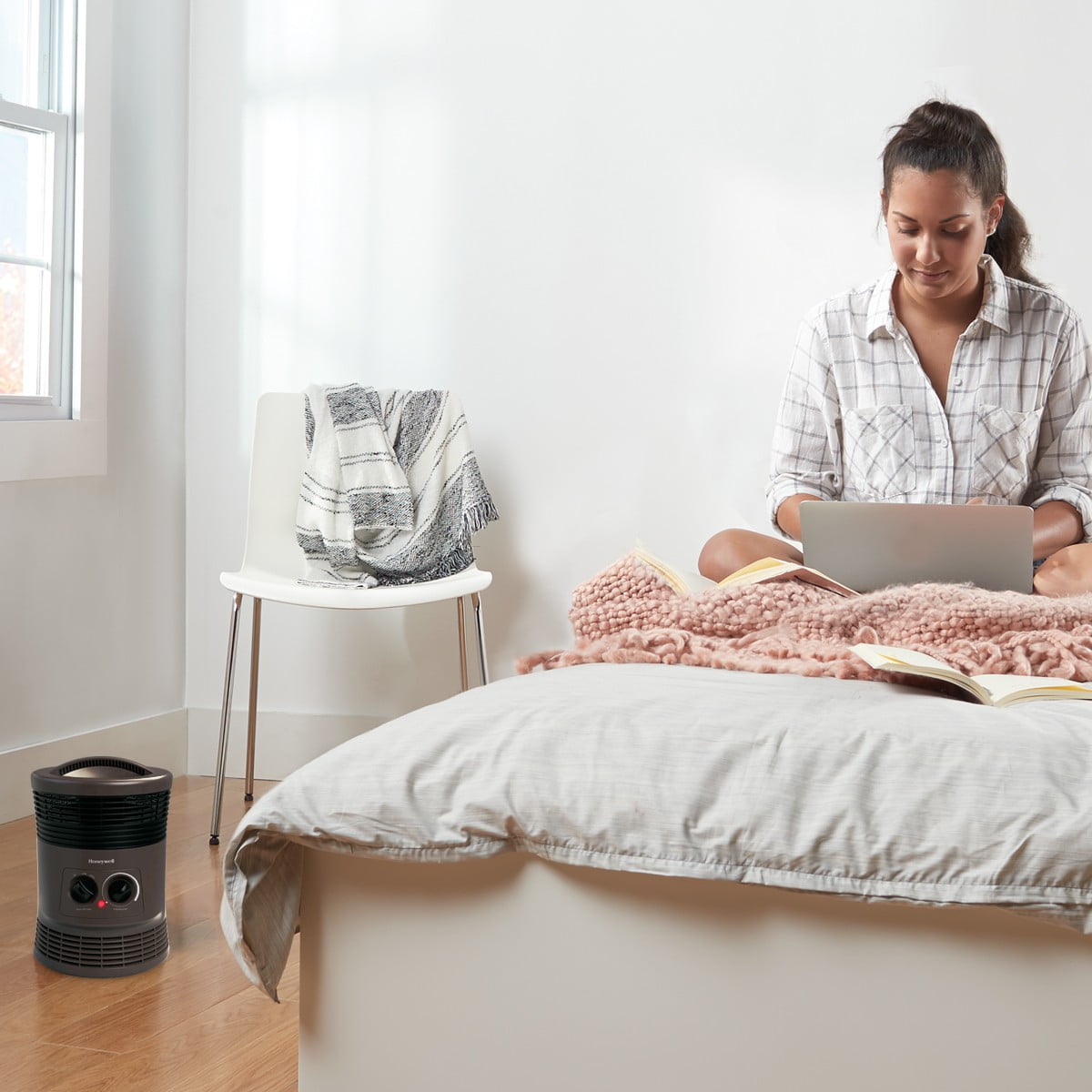 Honeywell Surround Heat Ceramic Heater, Portable Electric Space Heater with Adjustable Thermostat (Black, 1 Unit) aacsu