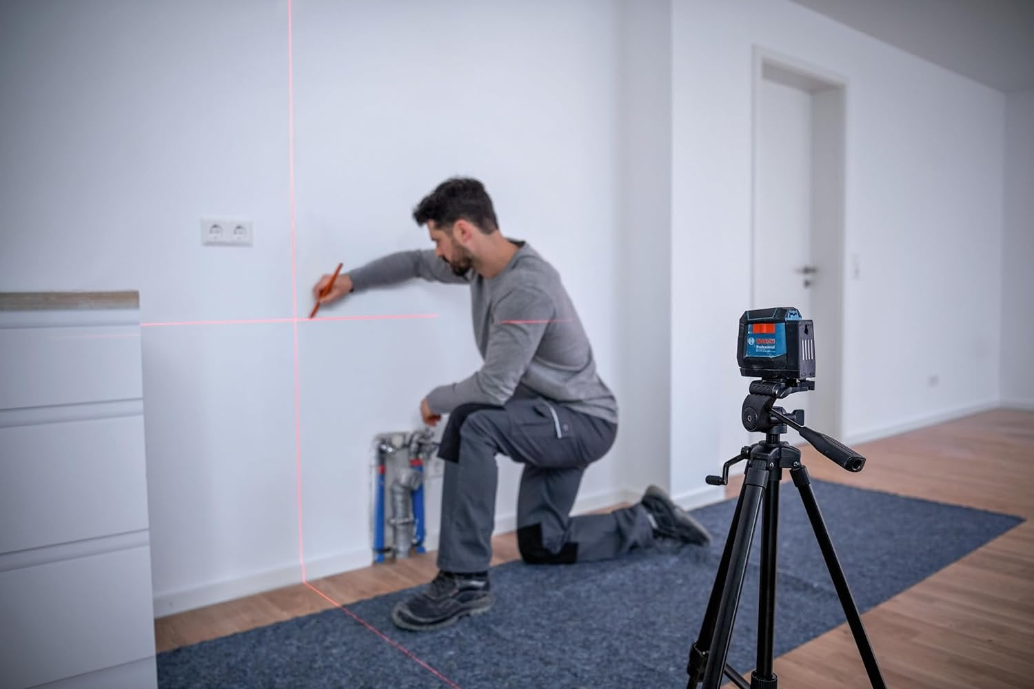 Bosch GLL50-20 Self-Leveling Cross-Line Laser (Blue, 50 ft Range) y47kx