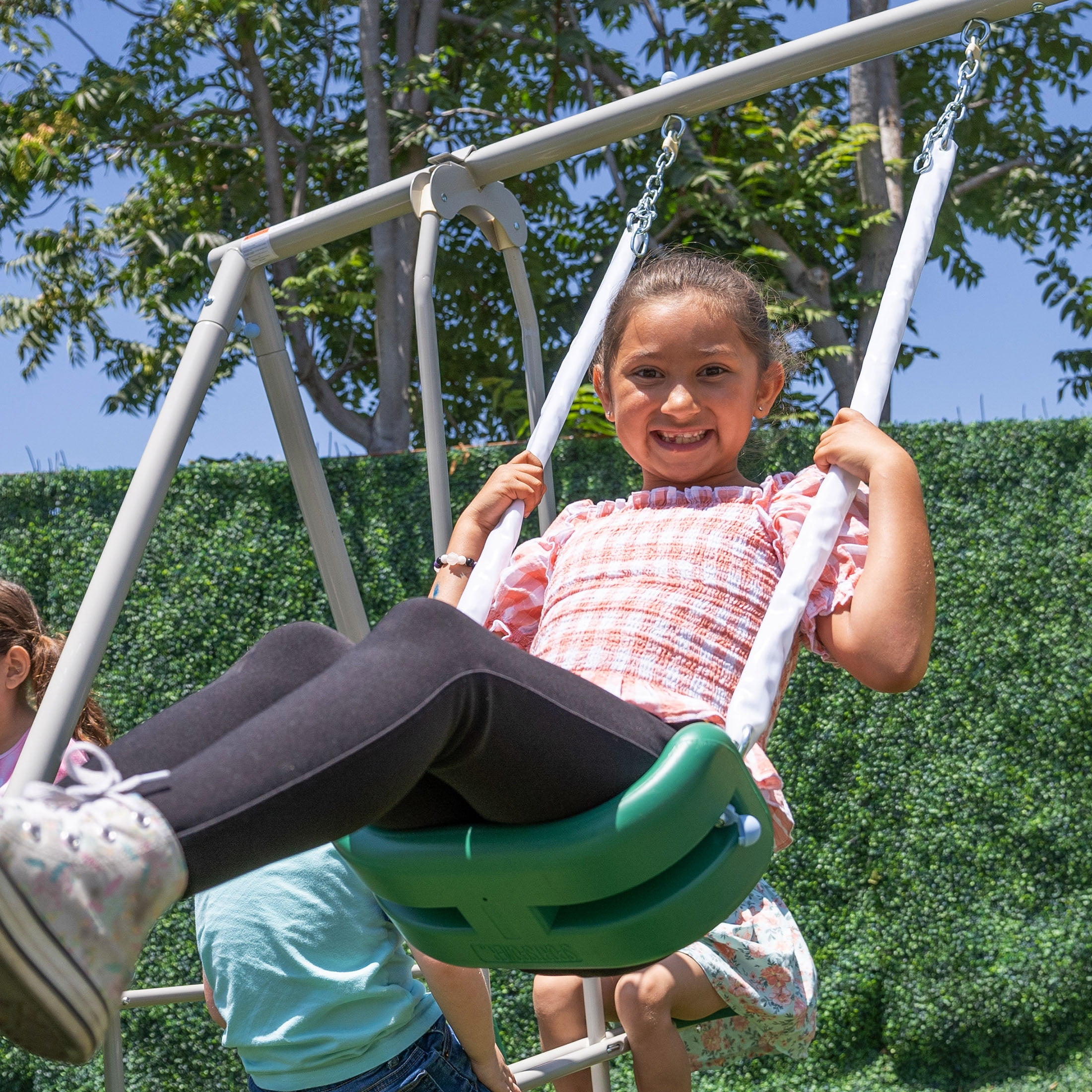 The Swing Company Yonkers Metal Swing Set with Glide Ride Trapeze Bar and 5 ft Slide (Green, 133.2 in L x 99.6 in W x 73.2 in H) bx4vy