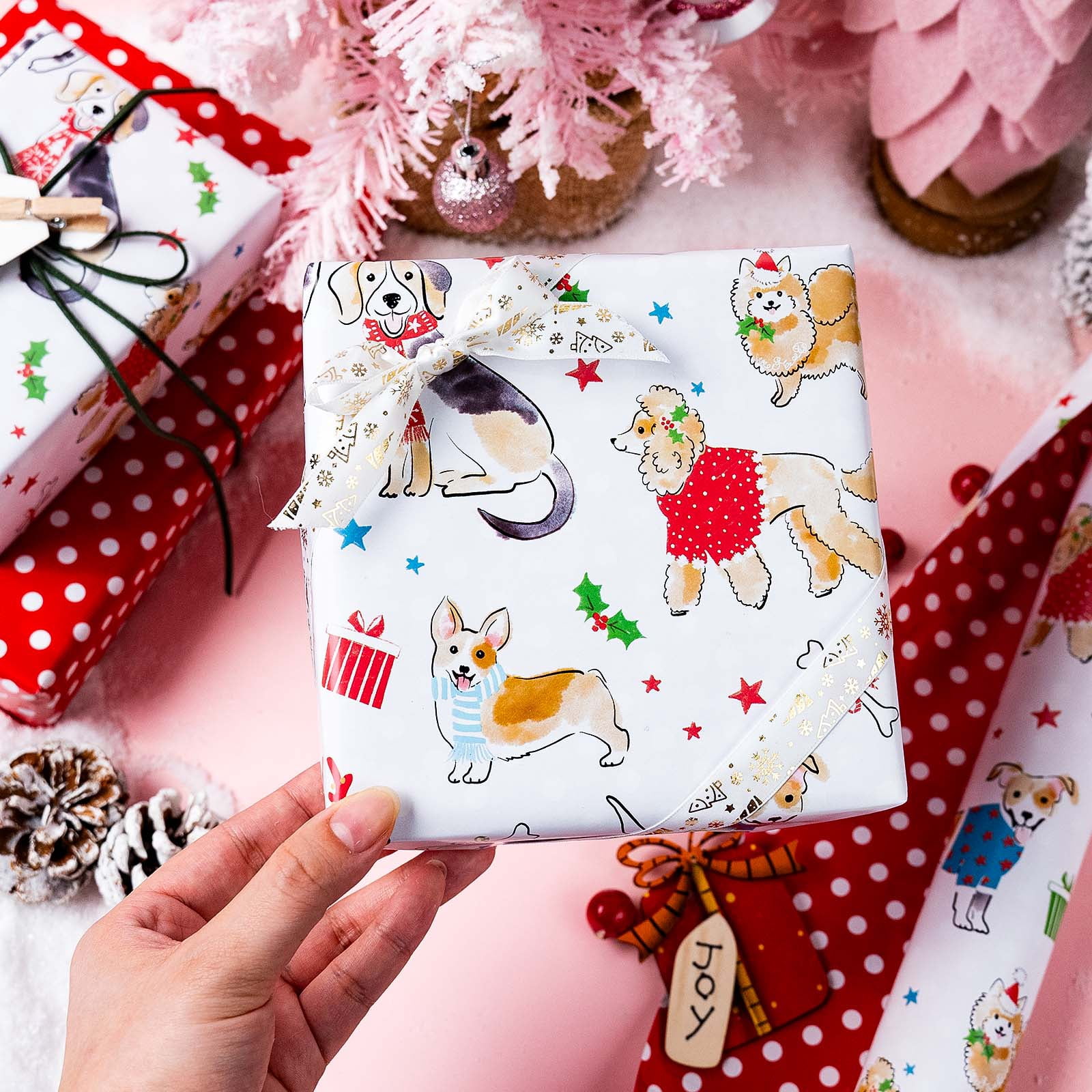 HOMERAL Christmas Wrapping Paper Roll, Festive Dog Pattern Gift Wrap (White, 17 in x 33 ft) yhmhd
