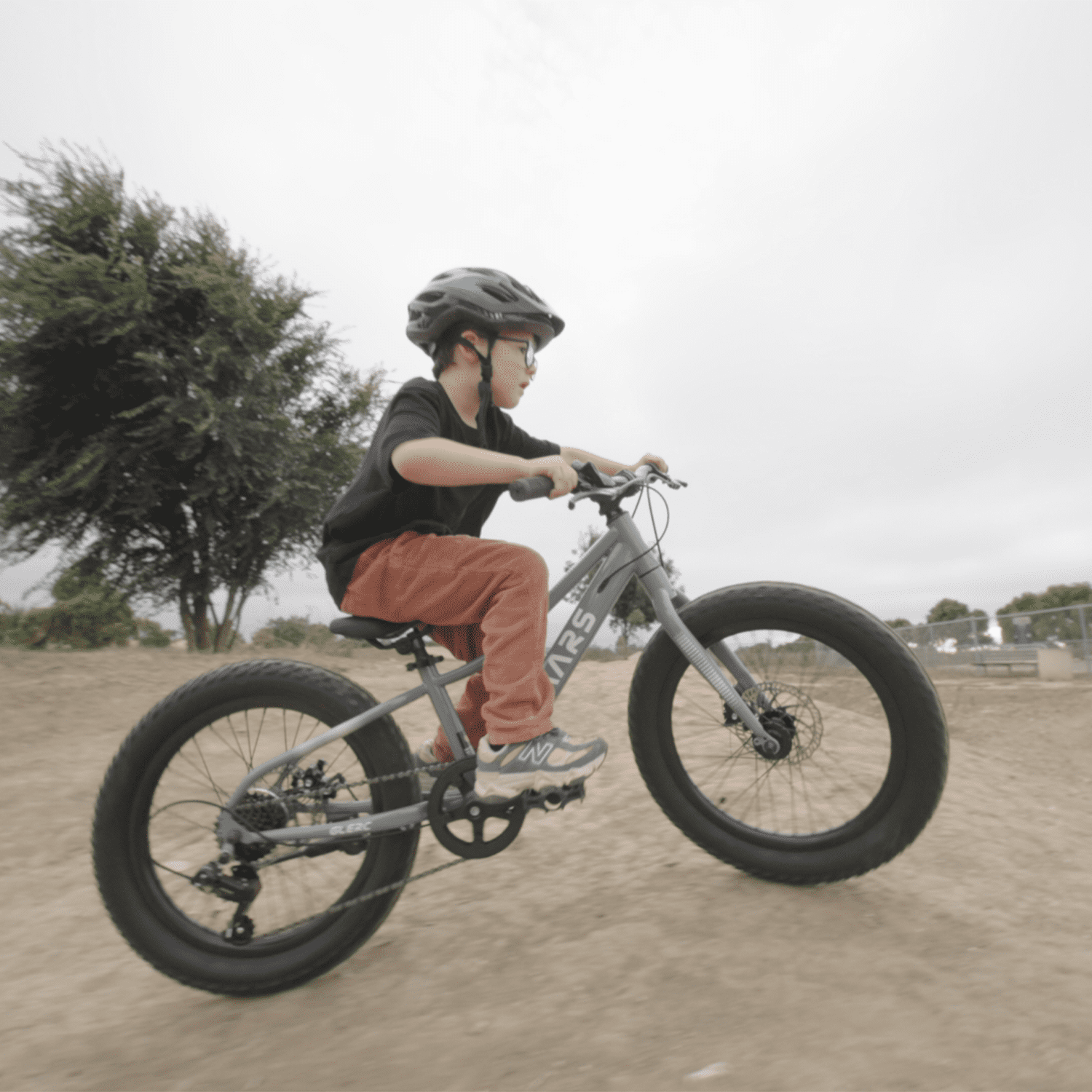Glerc Mars Kids Mountain Bike, All-Terrain Fat Tire Bicycle with 6-Speed Drivetrain (Gray, 24 in) 6jbyy