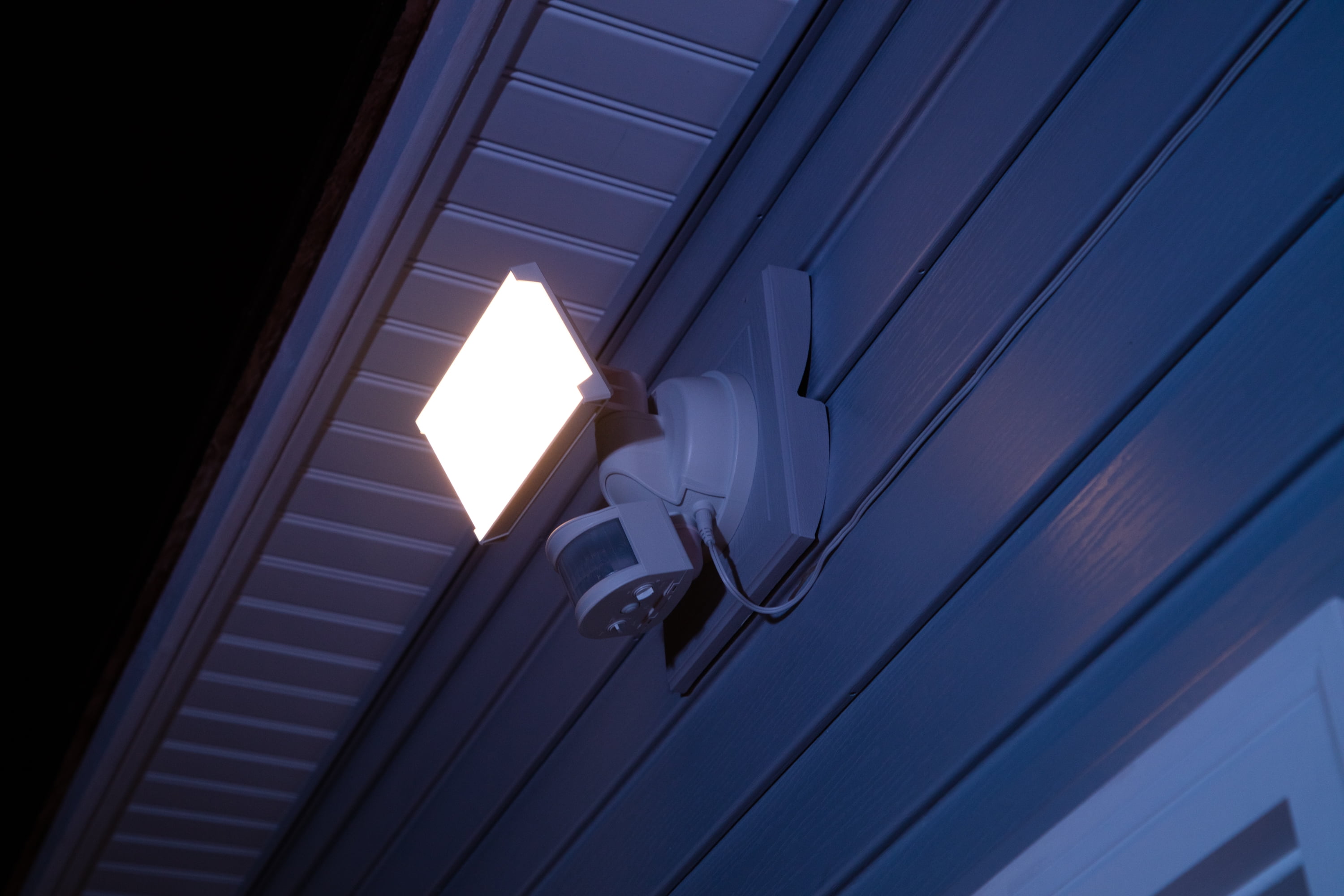Hyper Tough LED Solar Motion Sensing Security Flood Light (White, 1000 Lumens) xabow