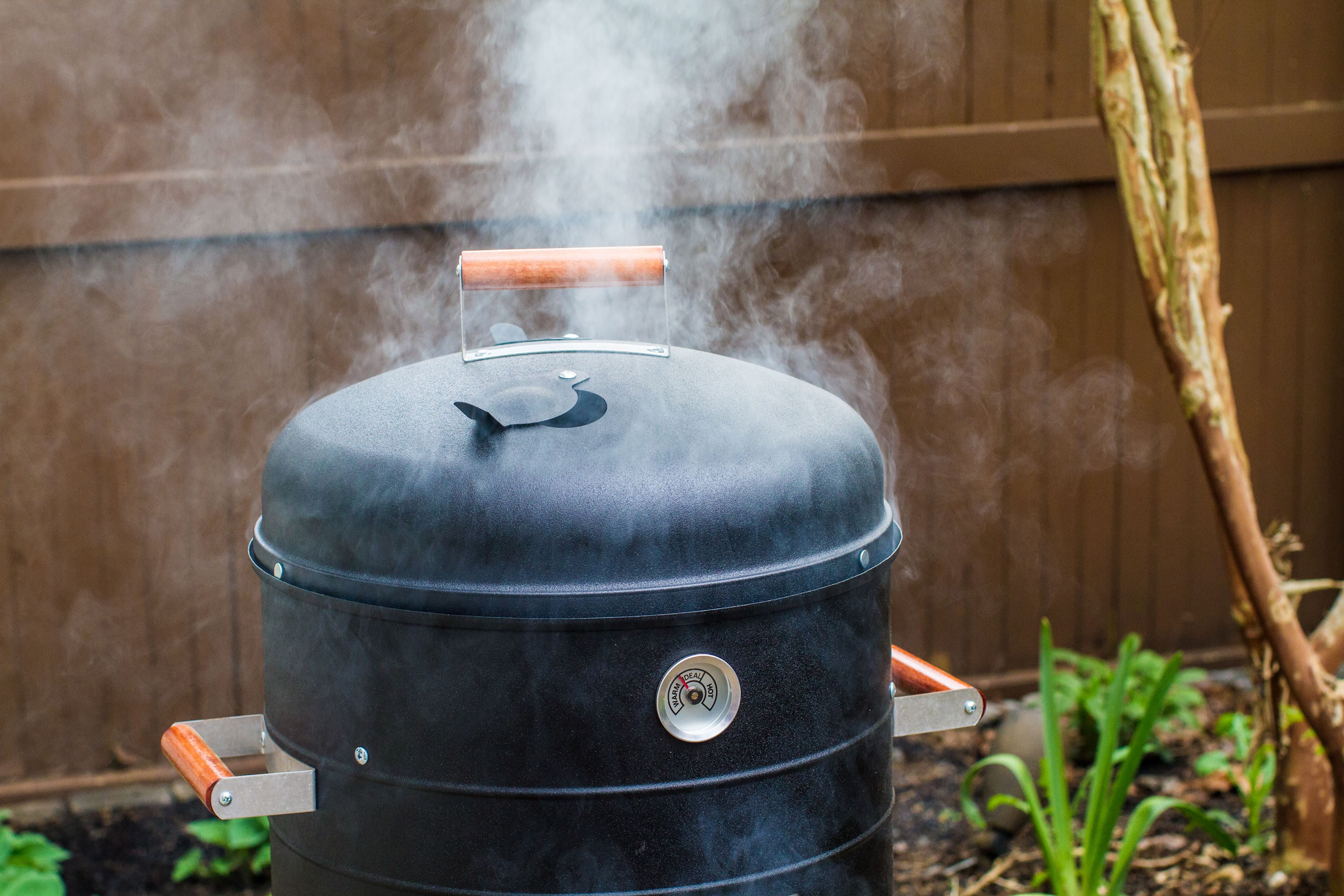 Americana Grills 2-In-1 Charcoal Water Smoker and Portable Grill (Black, 351 sq in) 0oyjt