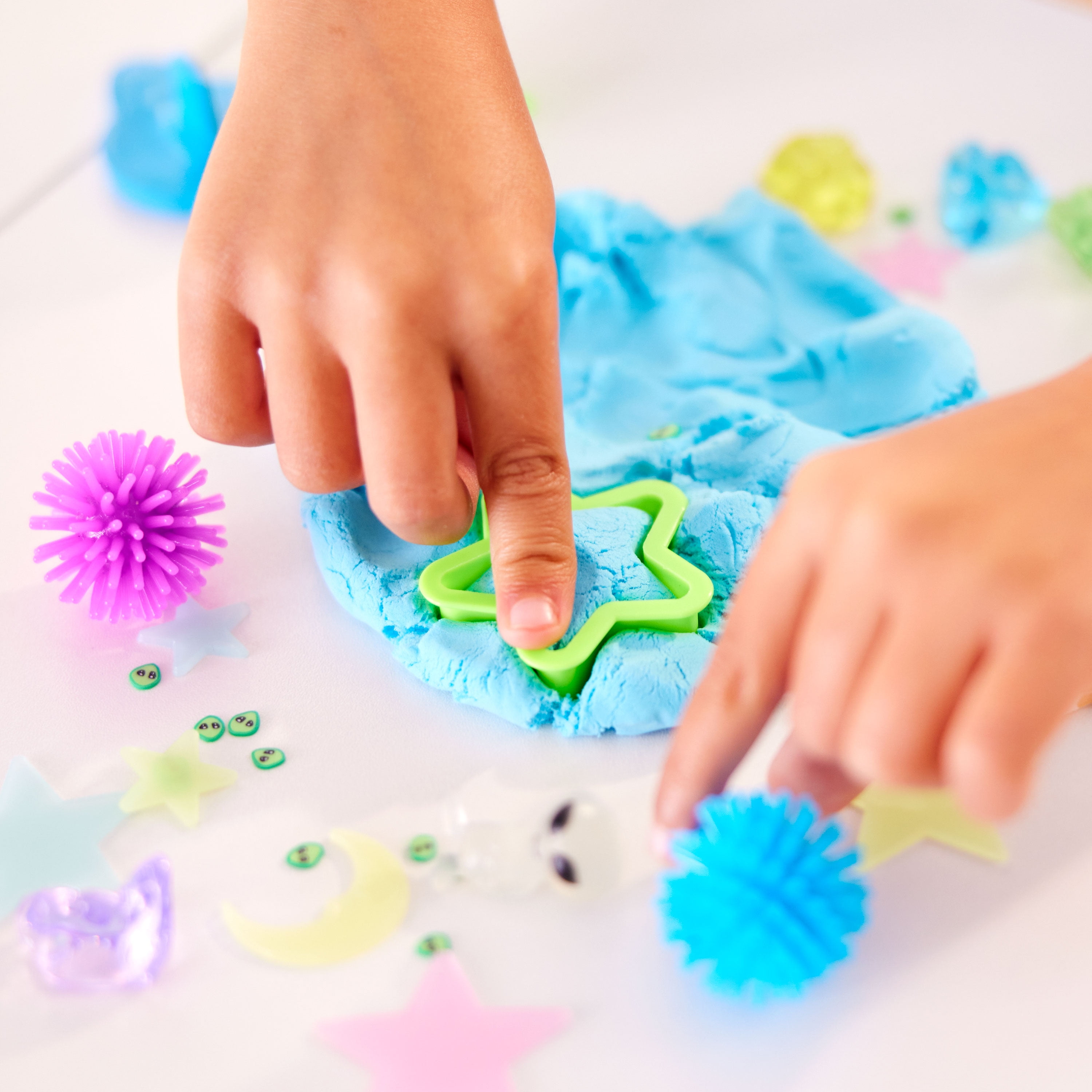 Creativity for Kids Outer Space Sensory Activity Set (Glowing Tactile Craft Kit, 1 Pack) 43swf