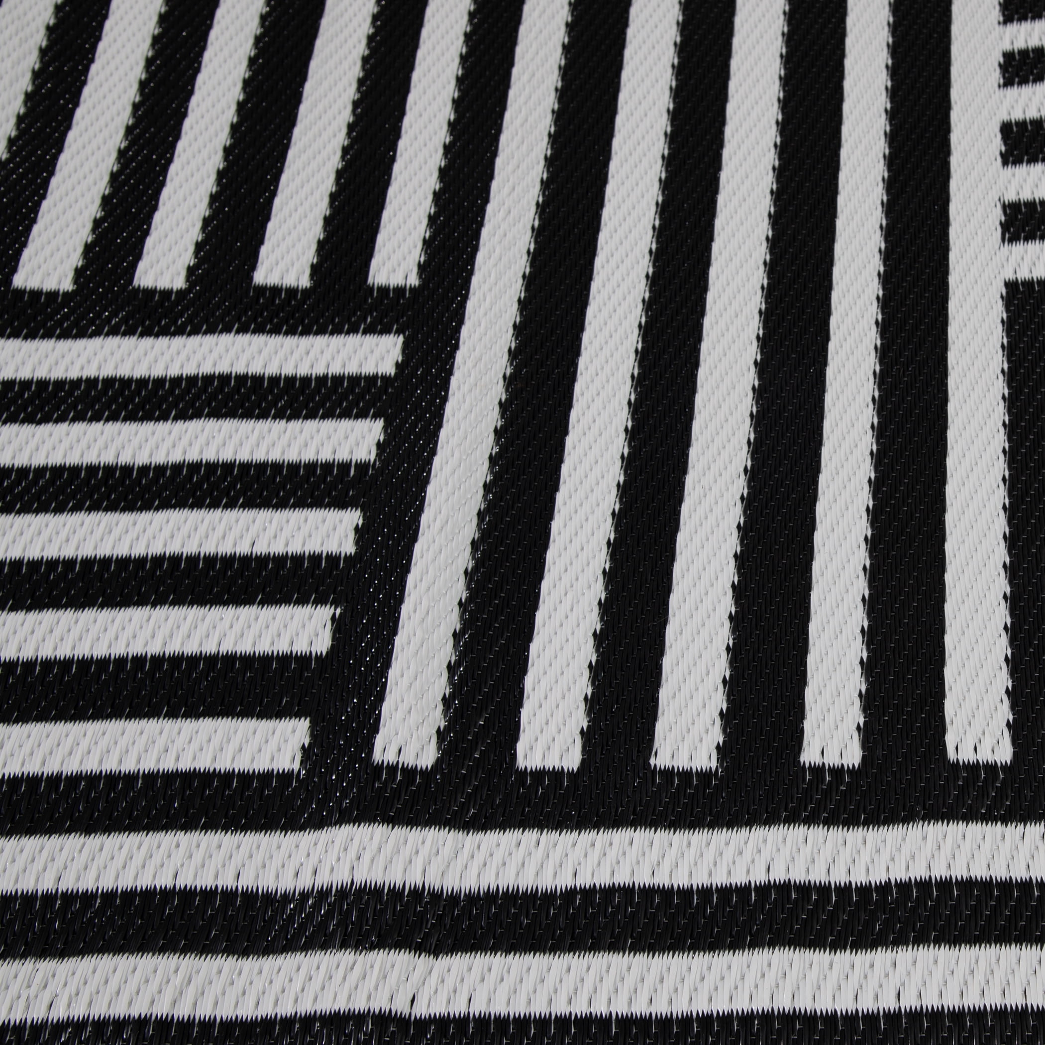 Mainstays Block Stripe Outdoor Rug Fade Resistant Easy Care (Black and White, 7 ft x 10 ft) qo30b