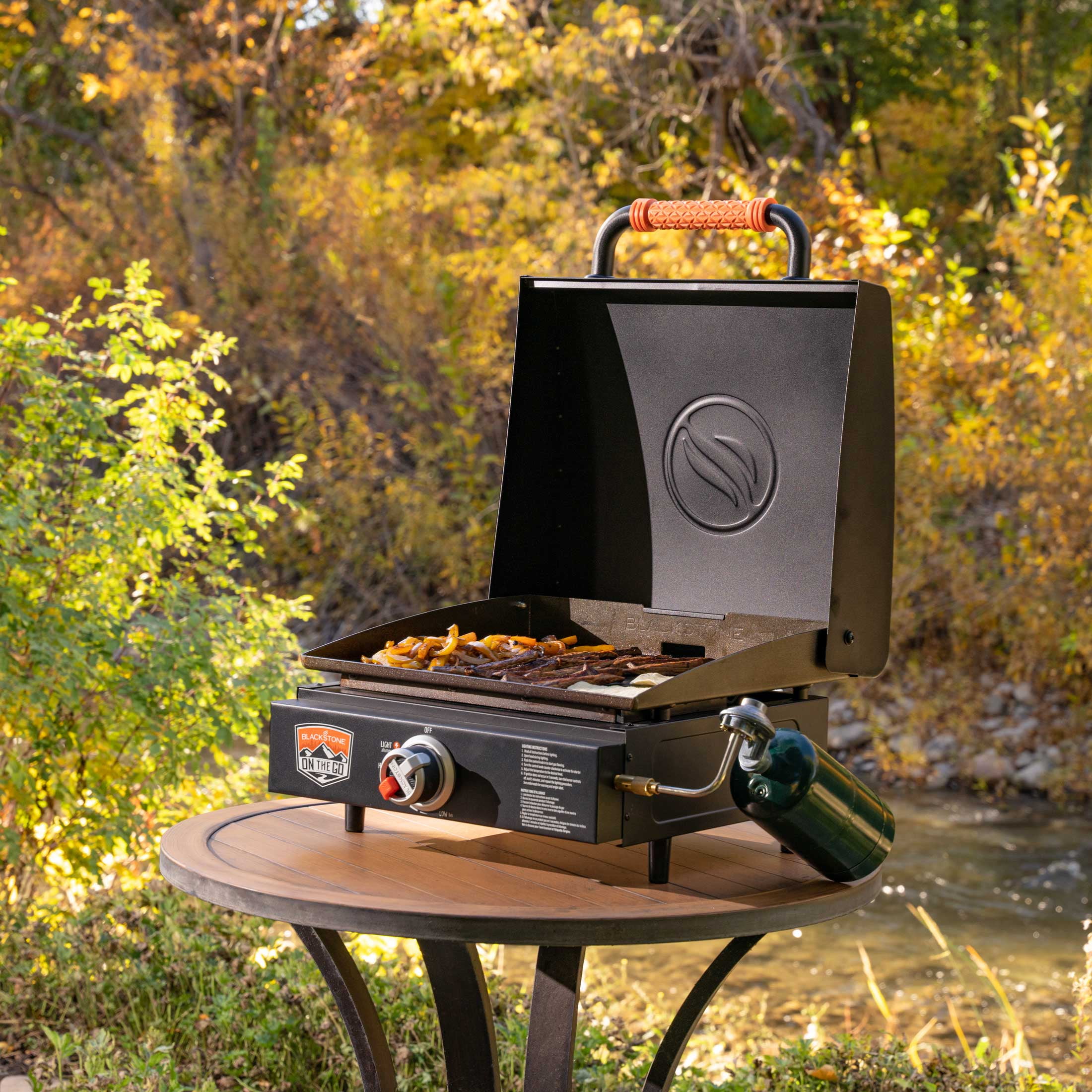 Blackstone On The Go 17 in Tabletop Griddle with Hood (Black, 17 in) qd7ia