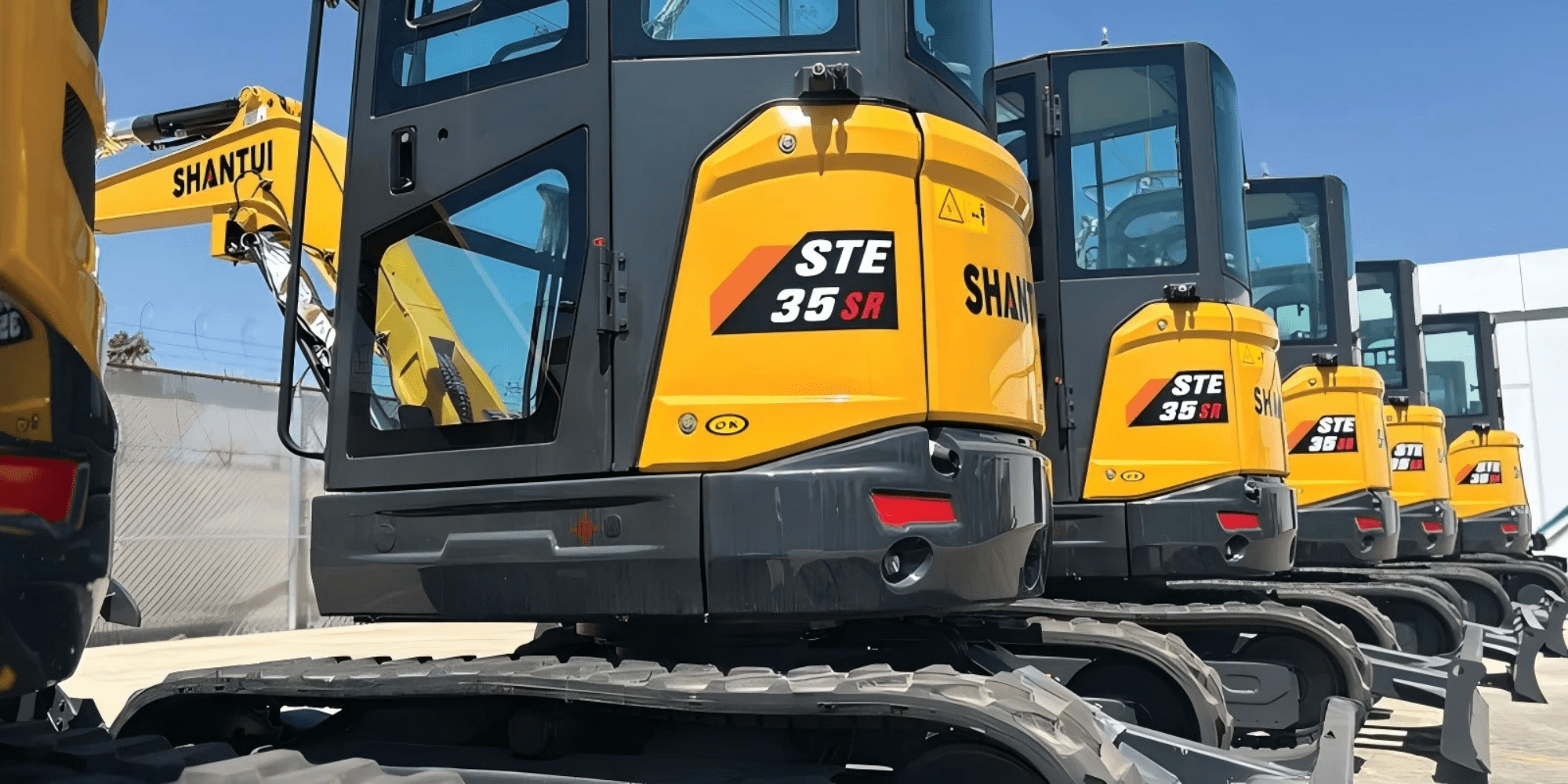 Agrotk 2.8 Ton Mini Excavator with Yanmar Diesel Engine and Hydraulic Thumb (Yellow, 9.19 ft Digging Depth) 2usiu