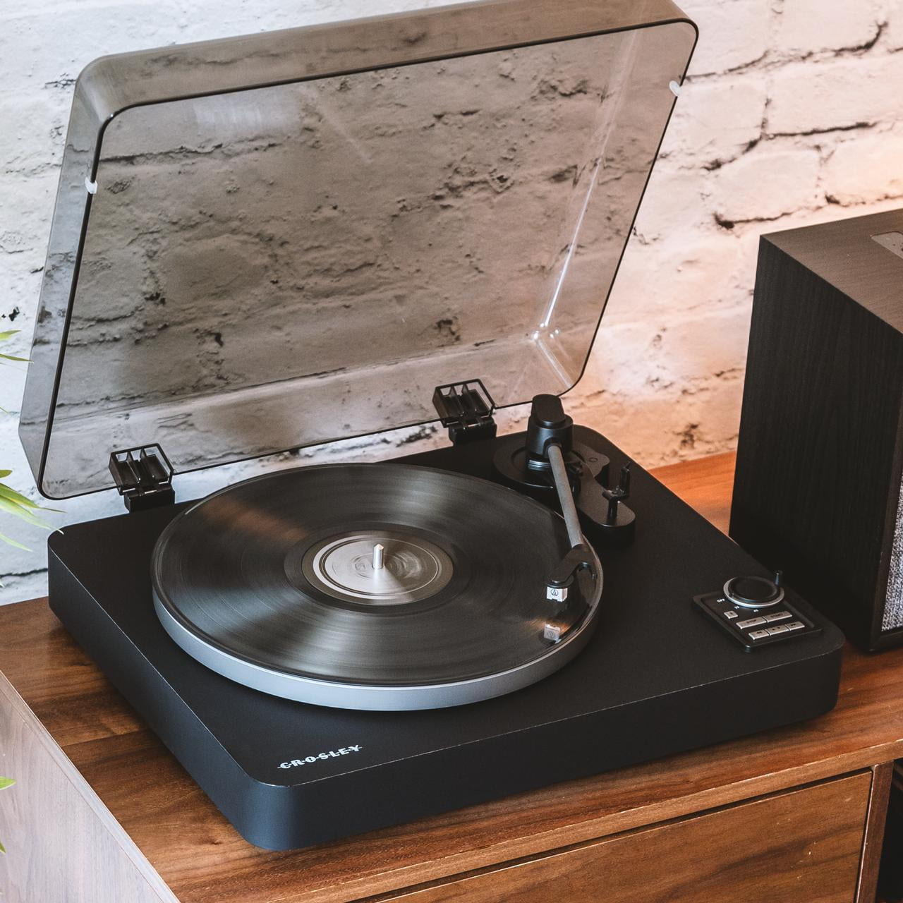 Crosley C300 Fully Automatic Bluetooth Vinyl Record Player (Black, 2-Speed) o8hkg