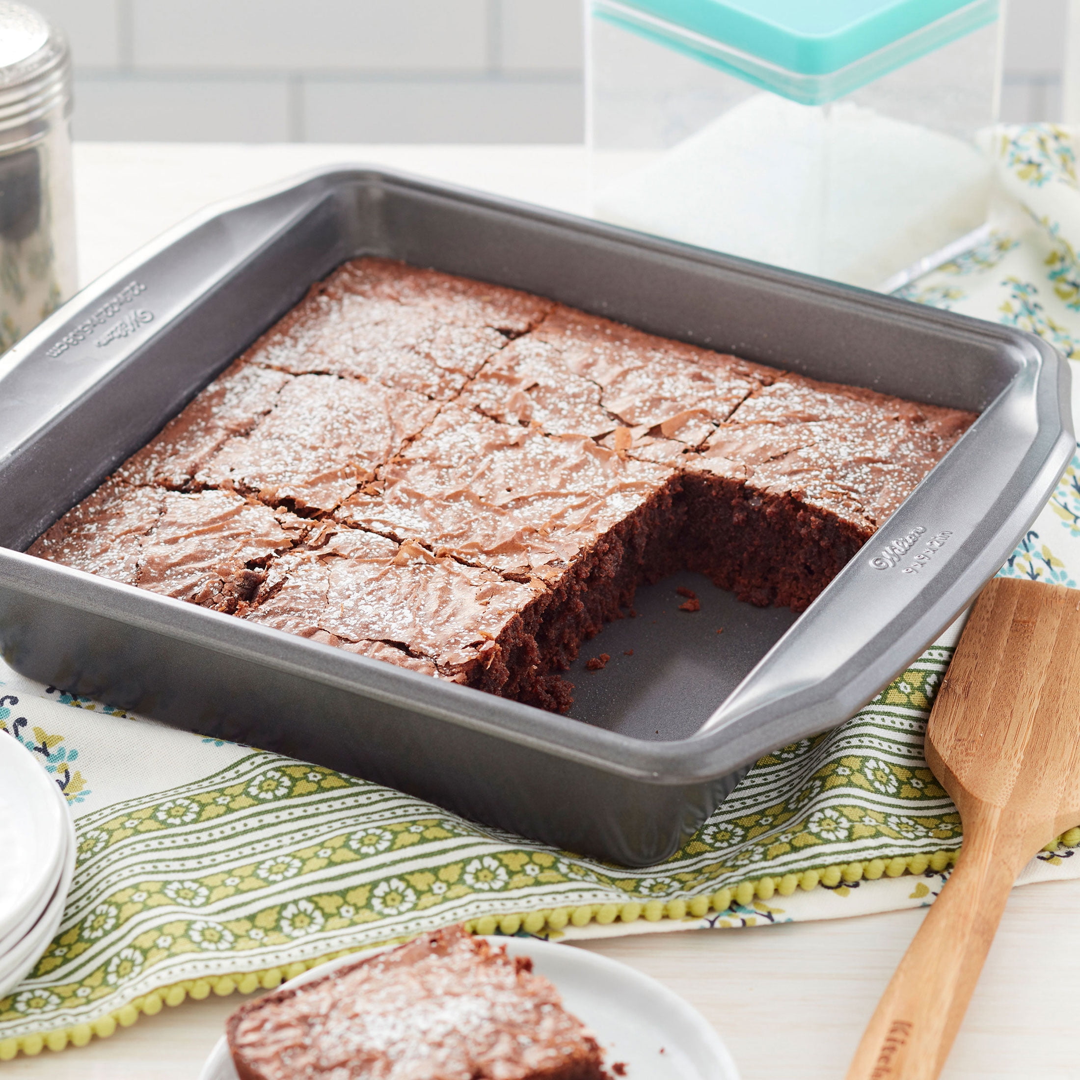 Wilton Premium Non-Stick Steel Square Baking Pan for Brownies and Cornbread (Grey, 9 in x 9 in) 1oa9m