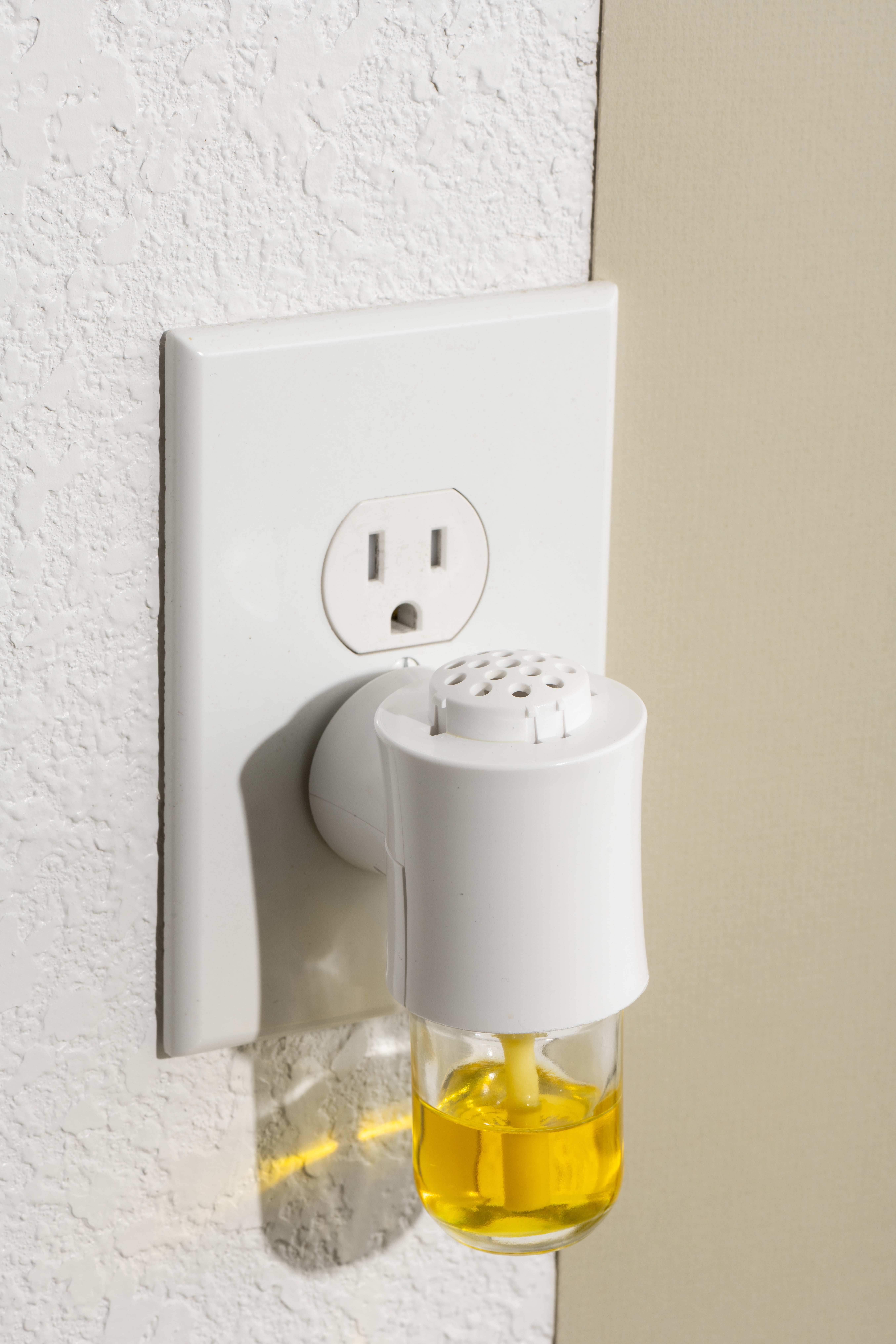 Aura Cacia Fresh Floral Plug-In Oil Warmer and Refill (1 Unit) qb2u5