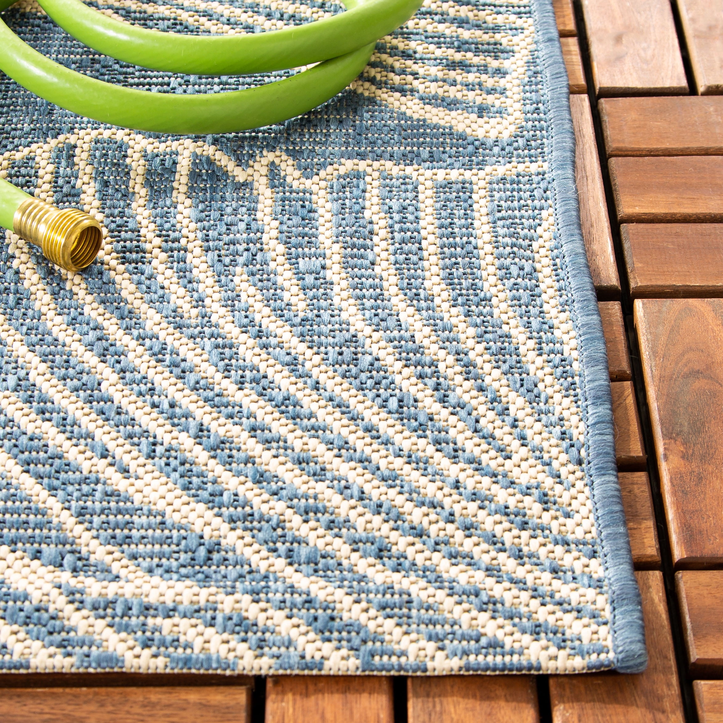 Safavieh Courtyard Jeneka Distressed Indoor/Outdoor Area Rug (Blue/Light Beige, 5 ft 3 in x 7 ft 7 in) scq8c