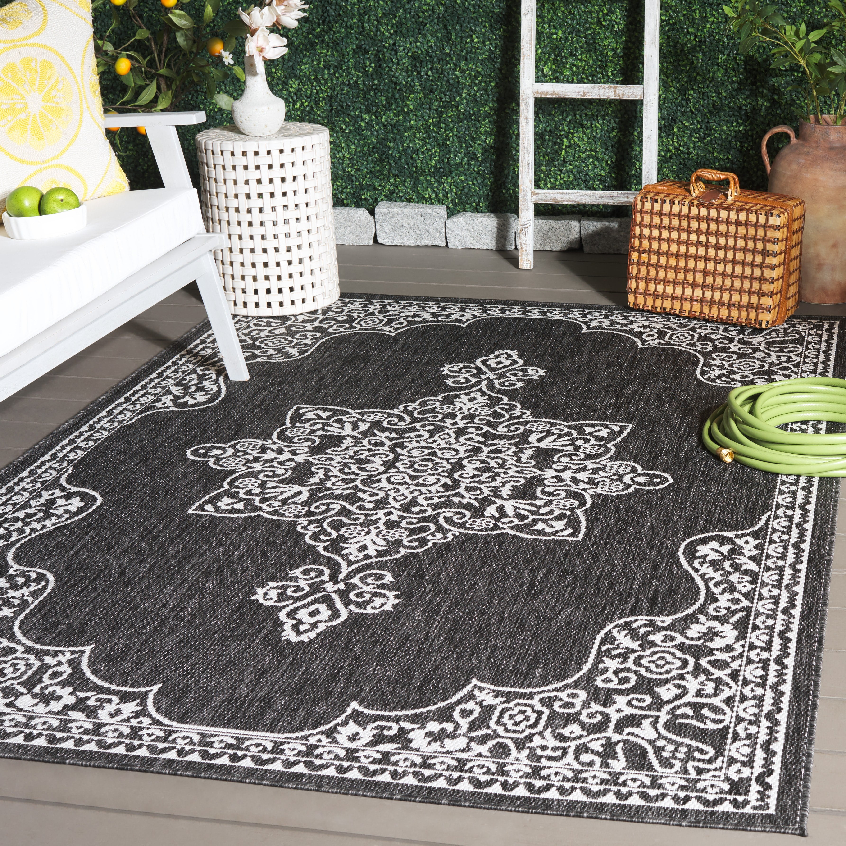 Safavieh Beach House Hubert Medallion Indoor/Outdoor Area Rug (Charcoal/Ivory, 5 ft 3 in x 7 ft 6 in) 7uymw