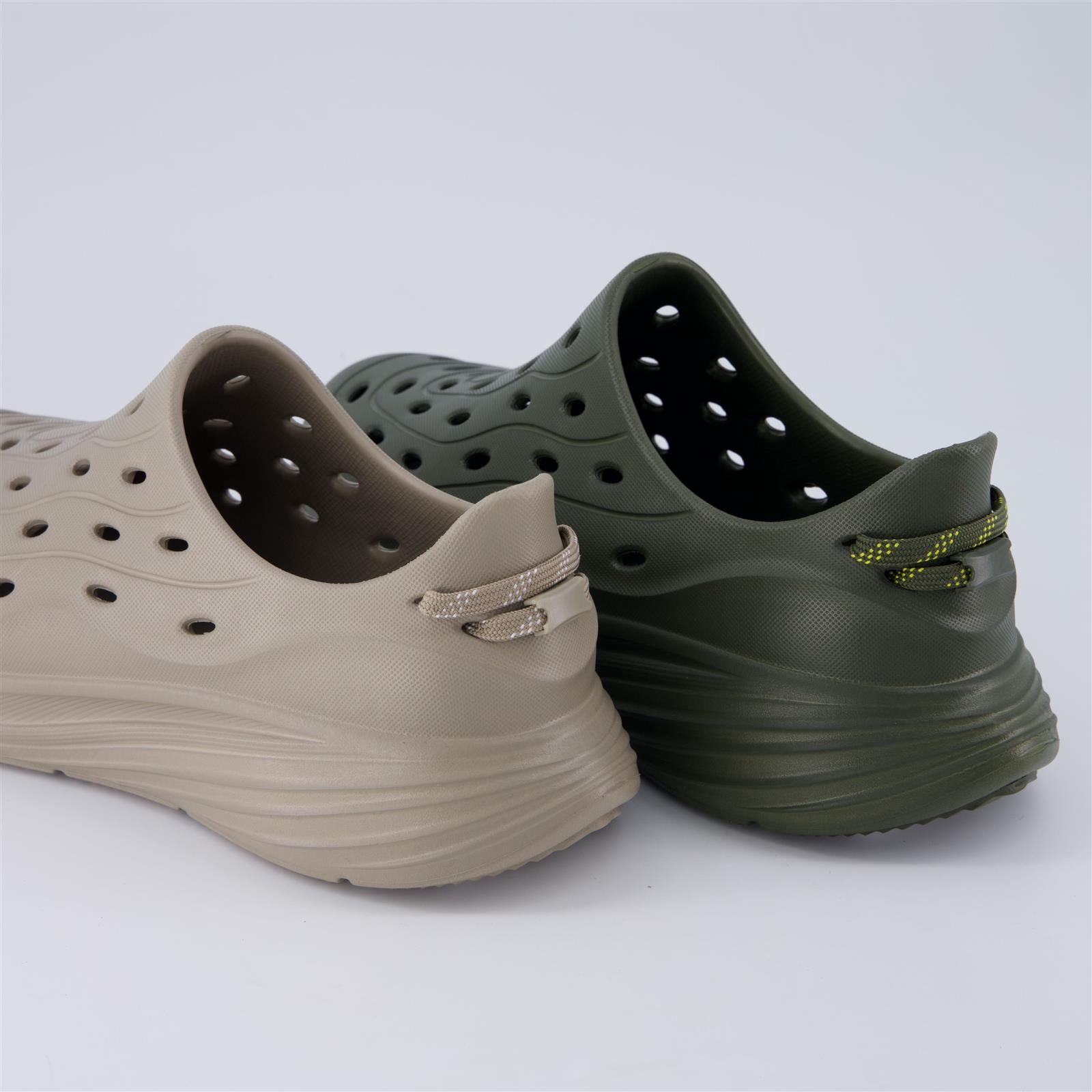 Cushionaire Fuel EVA Recovery Shoes for Men, Lightweight Waterproof Slip-On Sandals with Cushioned Footbed (Black) yyh4i