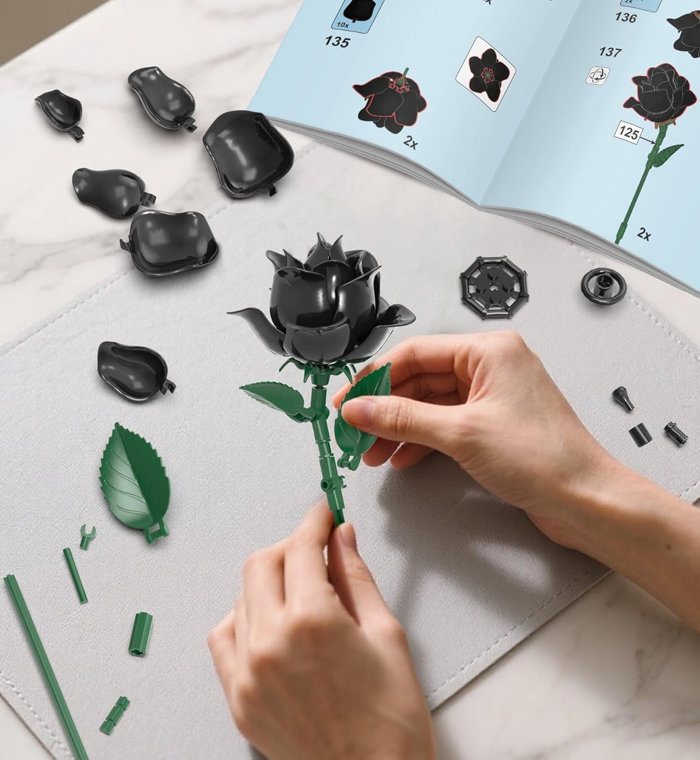 Honchoes Black Rose Flower Bouquet Building Set, Artificial Floral Decor for Home and Office (Black, 585 Pcs) alaxi