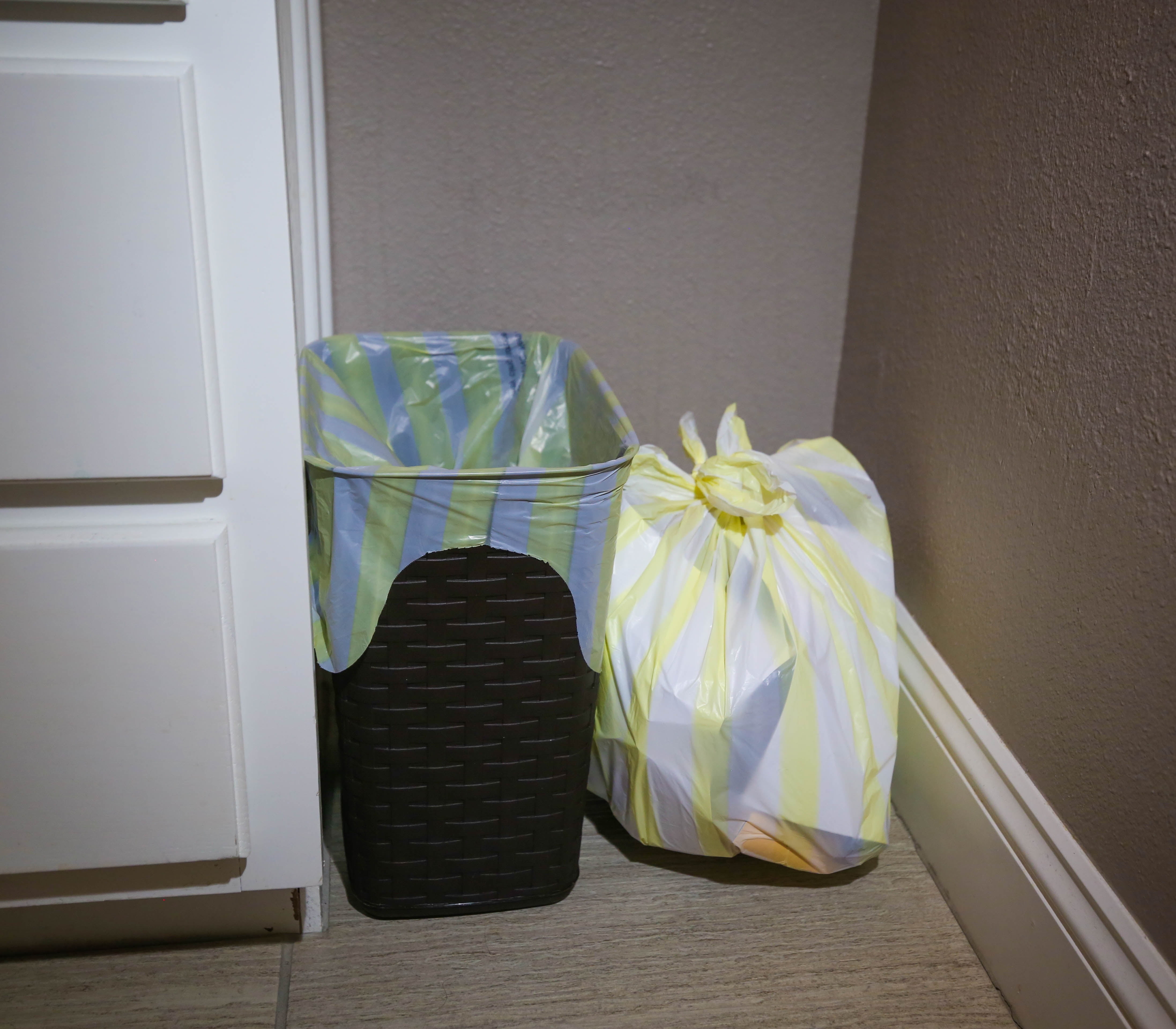 Hero Scent Stripes Small Trash Bags (Lemon Scented, 4 Gallon, 40 Count) qrszz