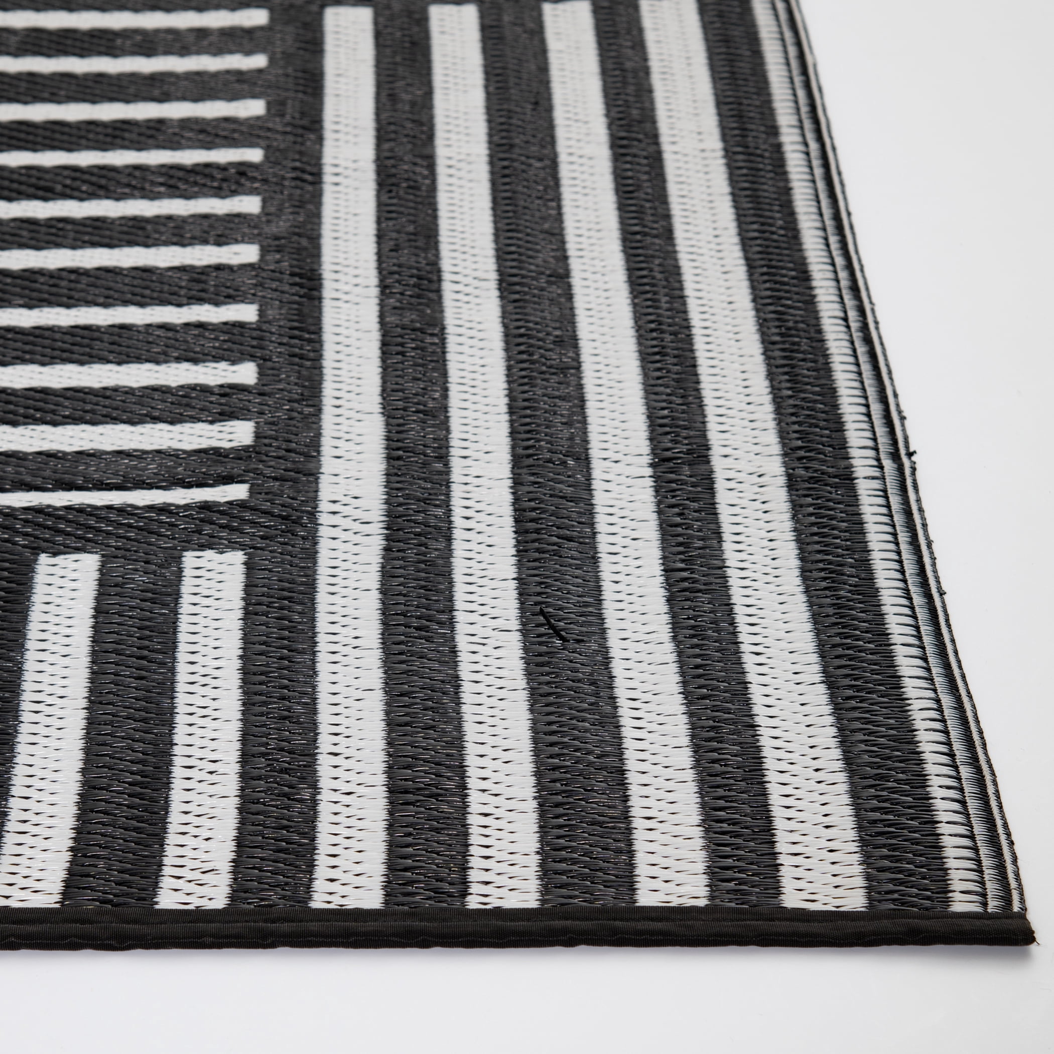 Mainstays Block Stripe Outdoor Rug Fade Resistant Easy Care (Black and White, 7 ft x 10 ft) qo30b