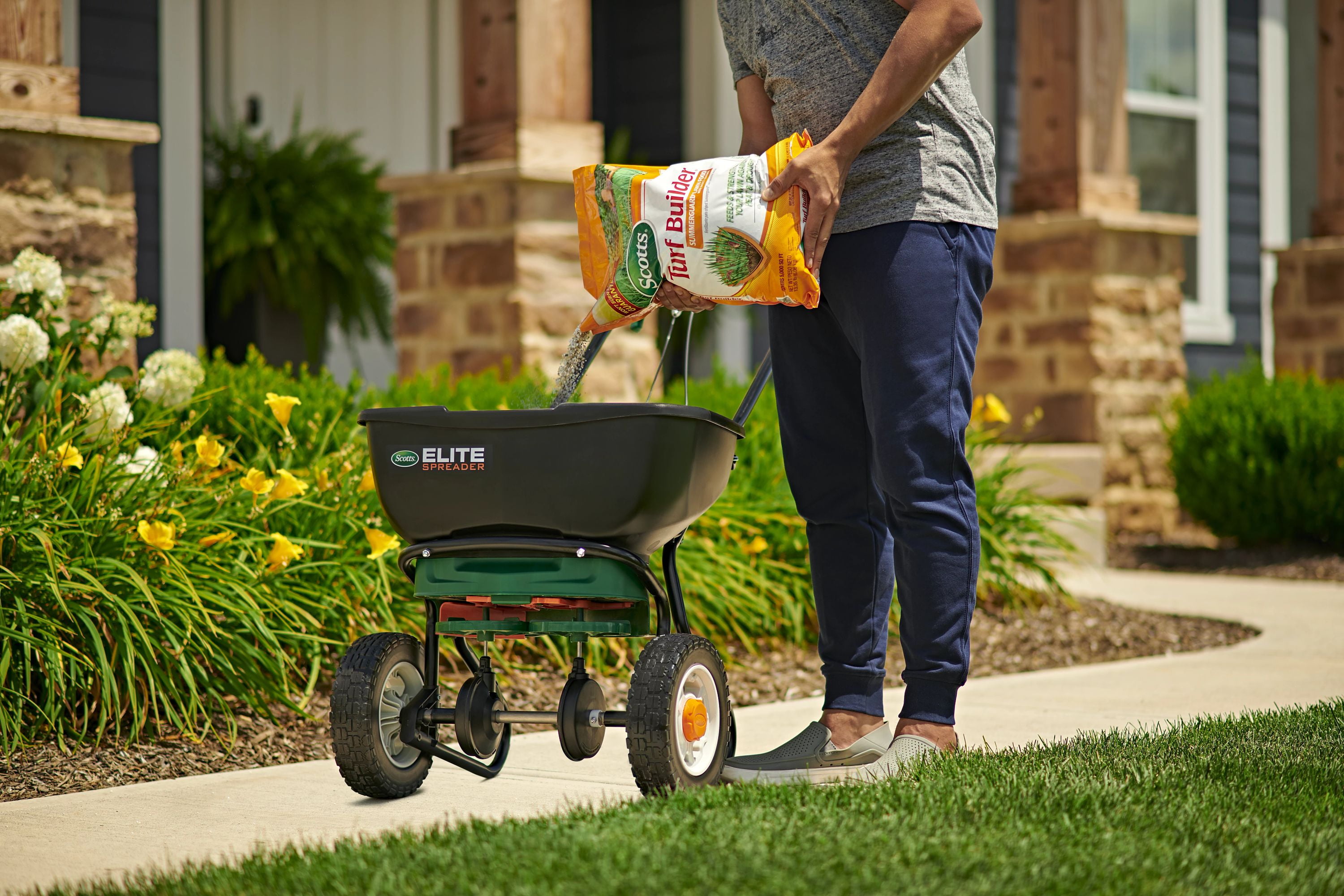 Scotts Turf Builder SummerGuard Lawn Food with Insect Killer (13.35 lb, 5,000 sq. ft.) 085lw