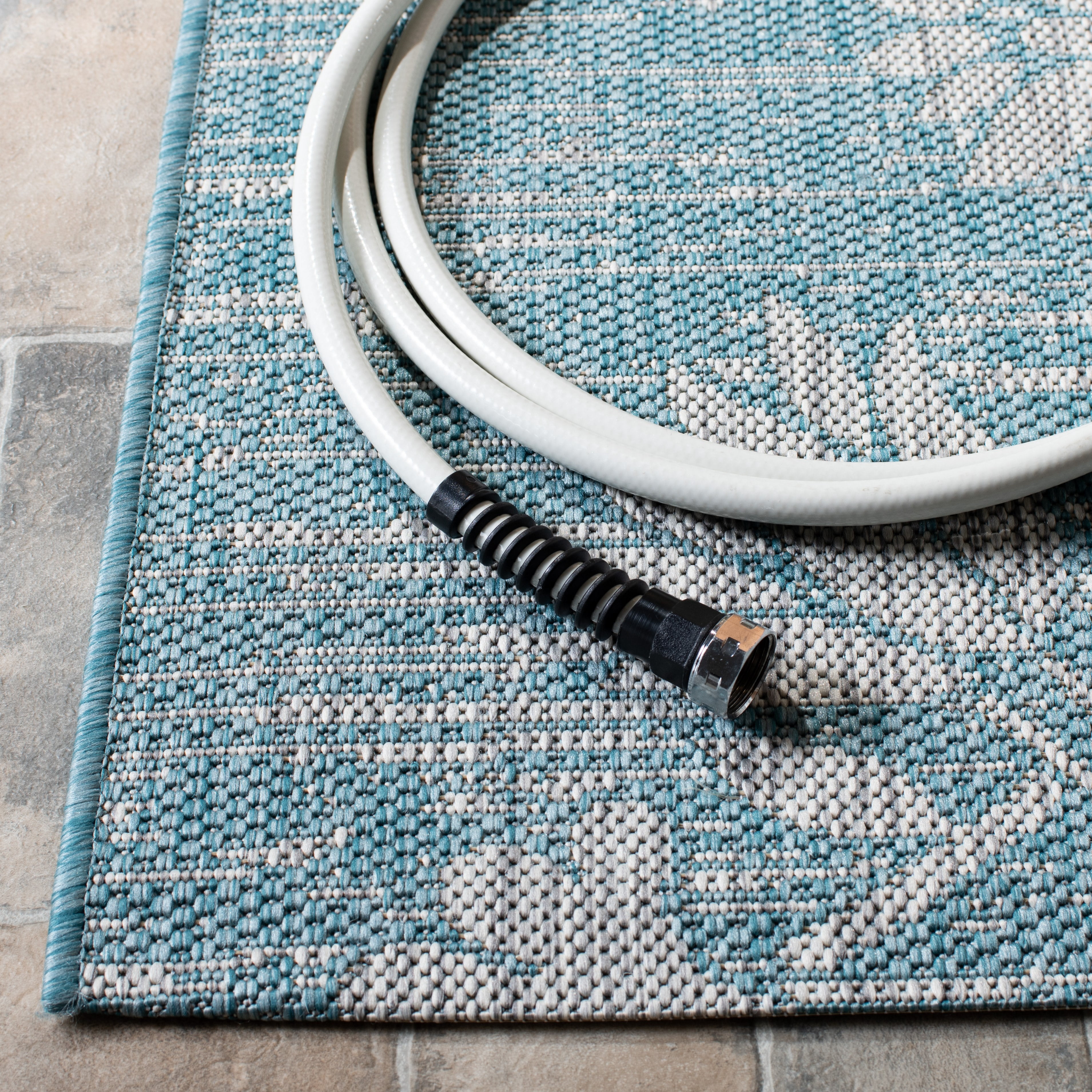 Safavieh Courtyard Nina Floral Indoor/Outdoor Runner Rug (Aqua/Grey, 2.25 ft x 8 ft) ljj2x