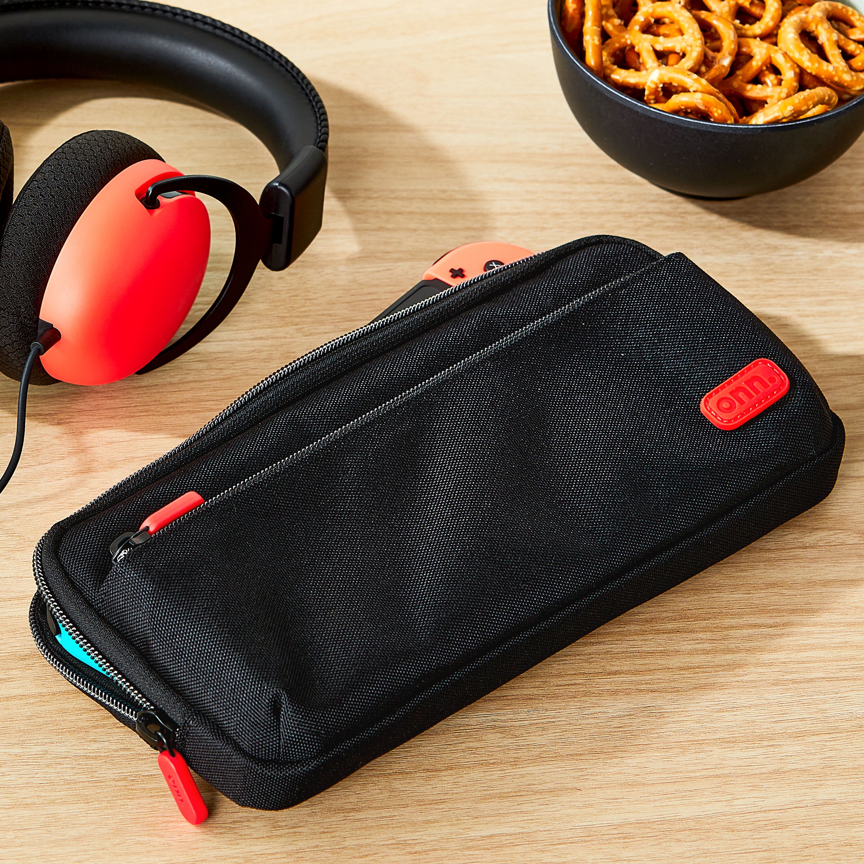 onn Soft Carrying Case for Nintendo Switch, Switch OLED, and Switch Lite (Black, 10.5 in x 5 in x 2 in) 506ao