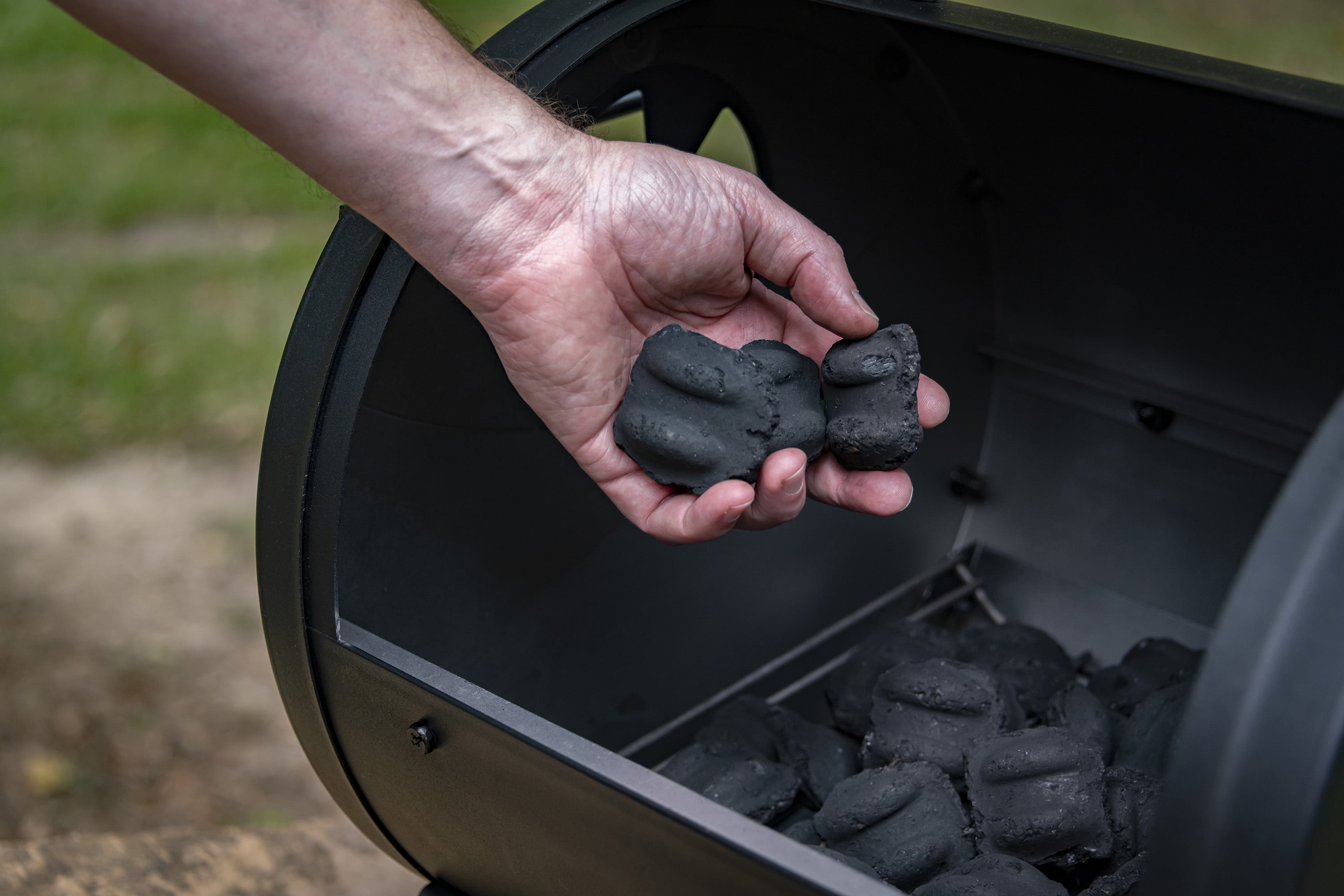 Charbroil American Gourmet Charcoal Tabletop Grill and Offset Firebox (Black, 260 sq in) 5ih7m