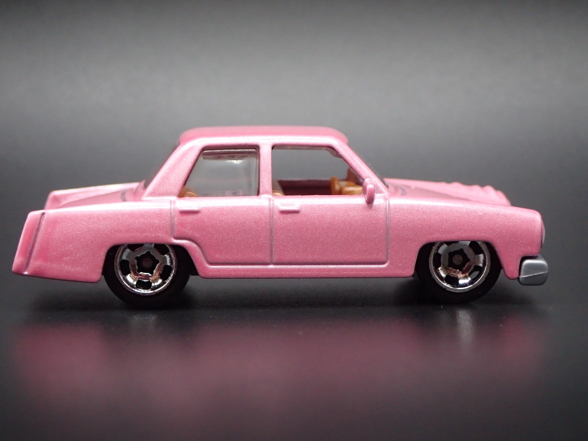 Hot Wheels 1973 Plymouth Valiant Simpsons Family Car Diecast Model (Pink, 1/64 Scale) nozbs