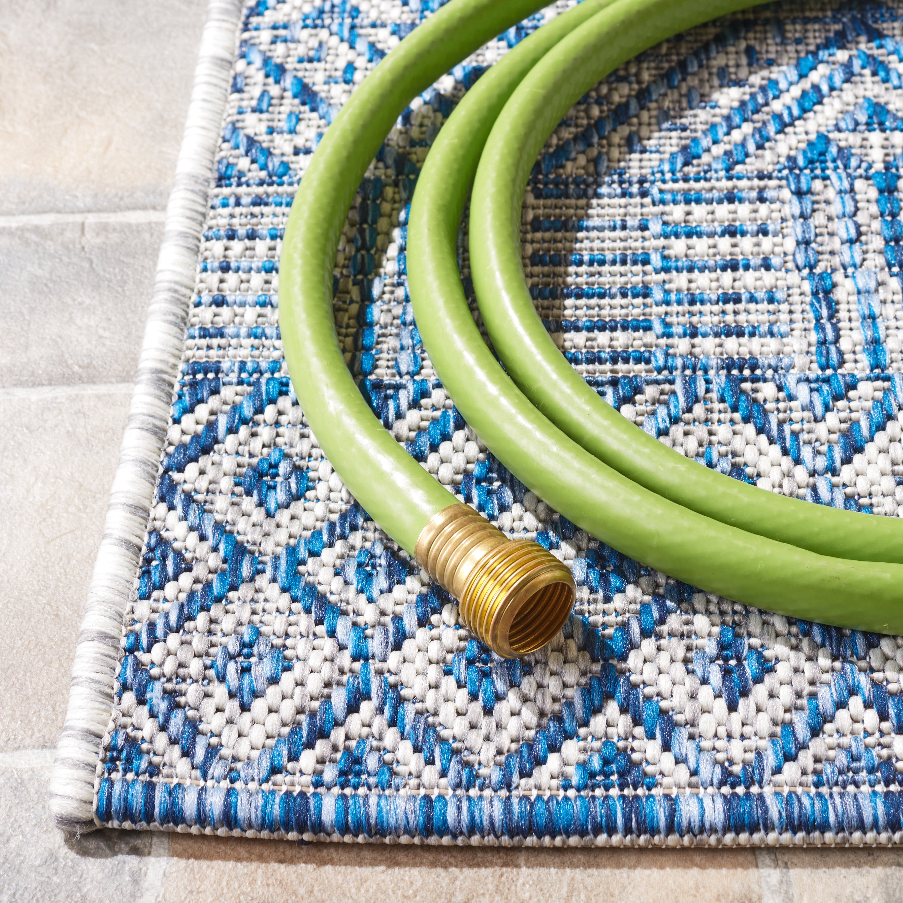 Safavieh Courtyard Evander Geometric Indoor/Outdoor Area Rug (Gray/Blue, 5 ft 3 in x 7 ft 7 in) hwgxc