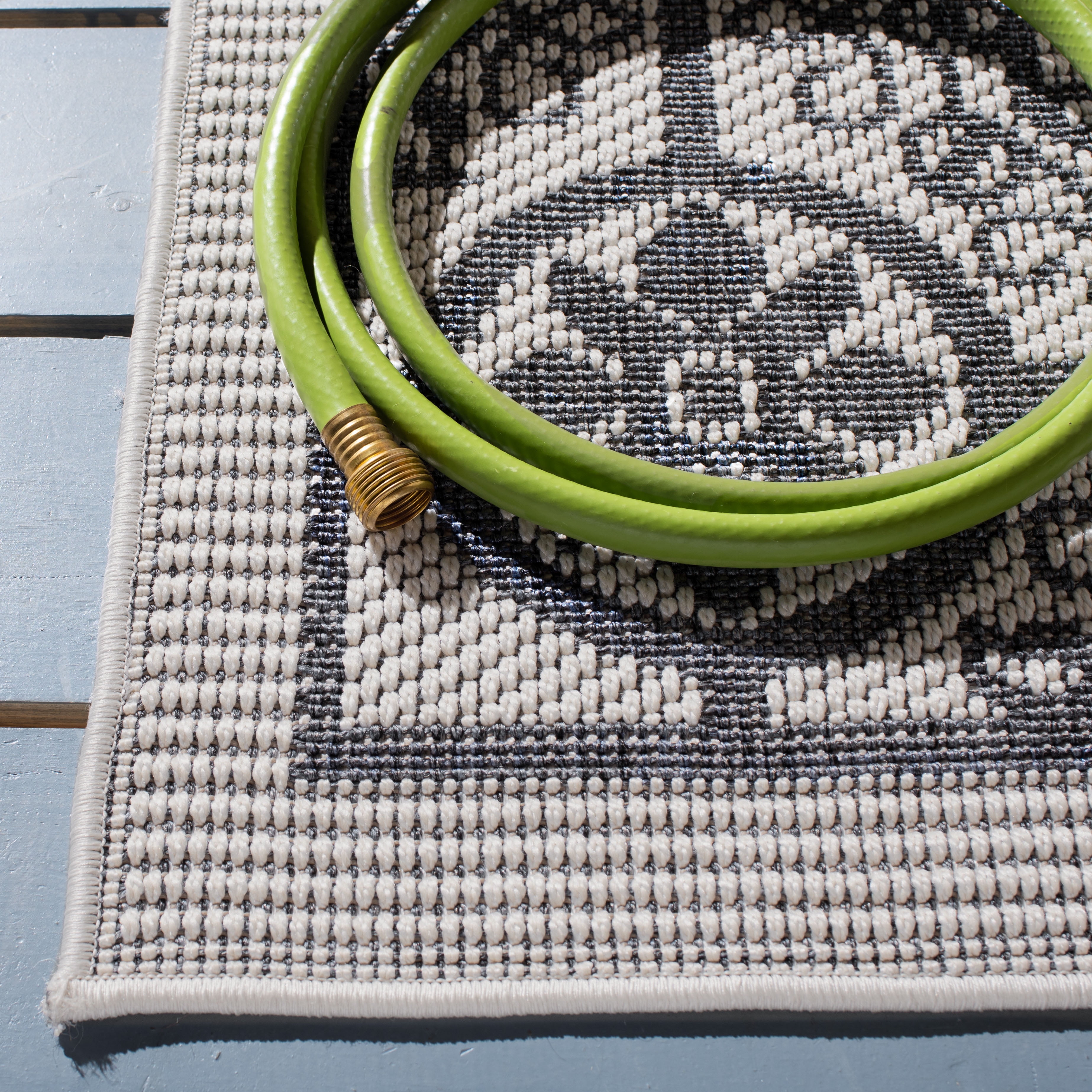 Safavieh Bermuda Patton Floral Indoor/Outdoor Area Rug (Ivory/Charcoal, 4 ft x 6 ft) eccc6