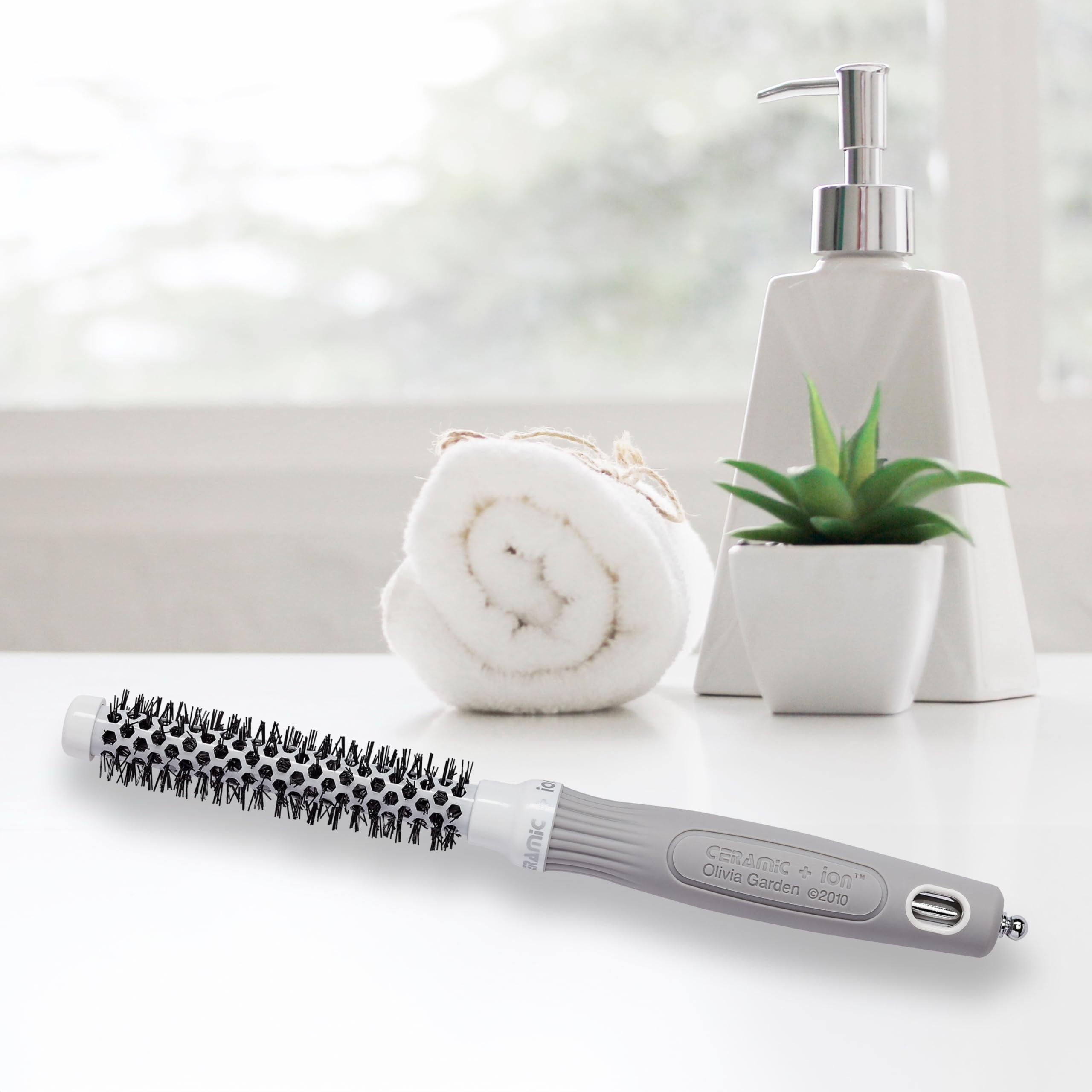 Olivia Garden Ceramic + Ion Thermal Round Hair Brush (0.5 in) sbqqf