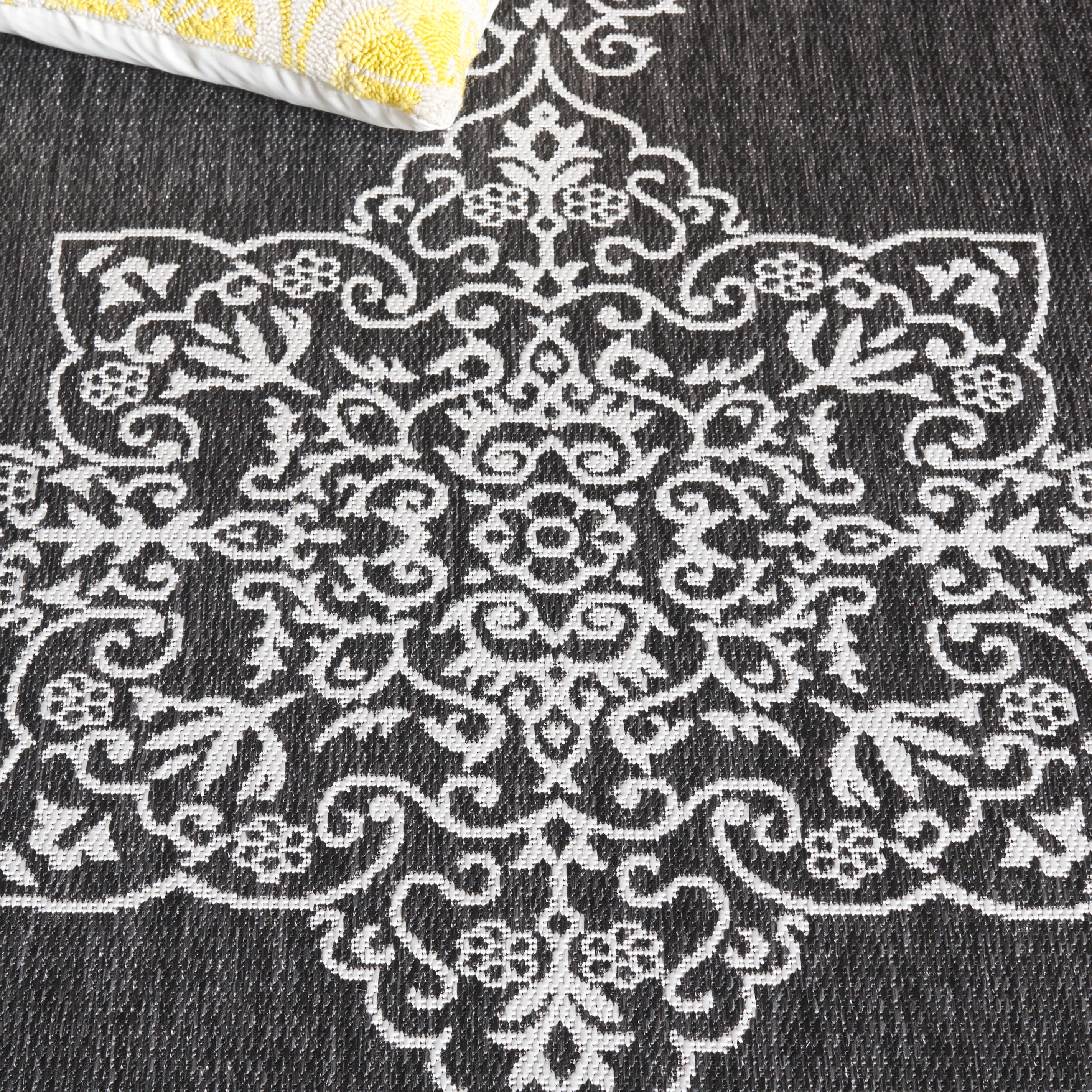 Safavieh Beach House Hubert Medallion Indoor/Outdoor Area Rug (Charcoal/Ivory, 5 ft 3 in x 7 ft 6 in) 7uymw