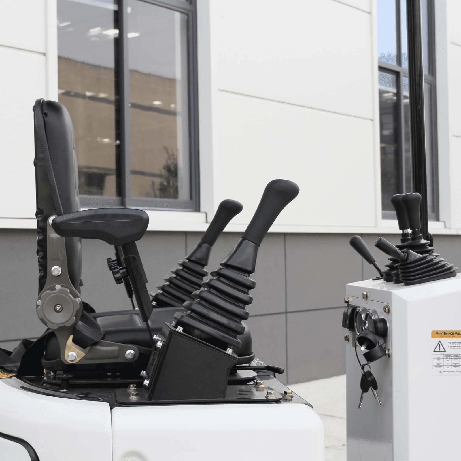 MachPro 1.2 Ton Mini Excavator with B&S Gasoline Engine and Toothless Bucket (88.82 x 36.1 x 87.2 in) 0morh