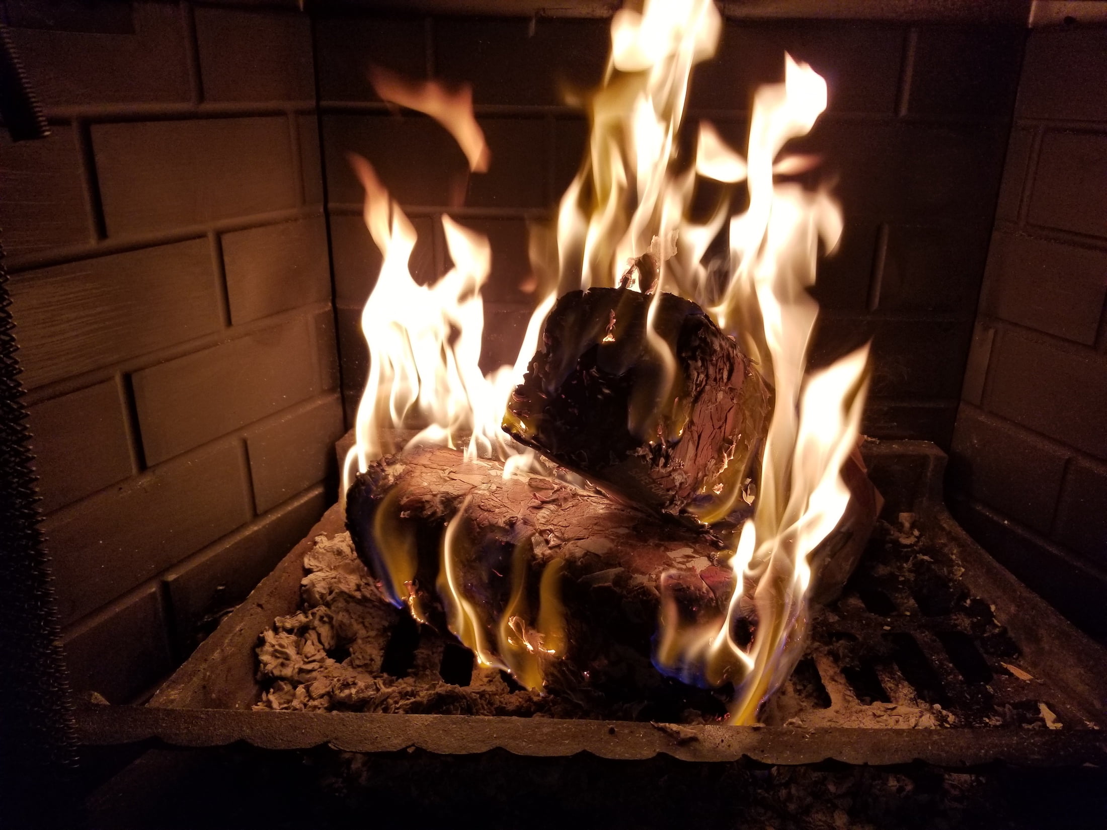 Enviro-Log Indoor and Outdoor Fire Logs, Clean-Burning Recycled Material (6 Count, 4.3 lb Each) gt8pj