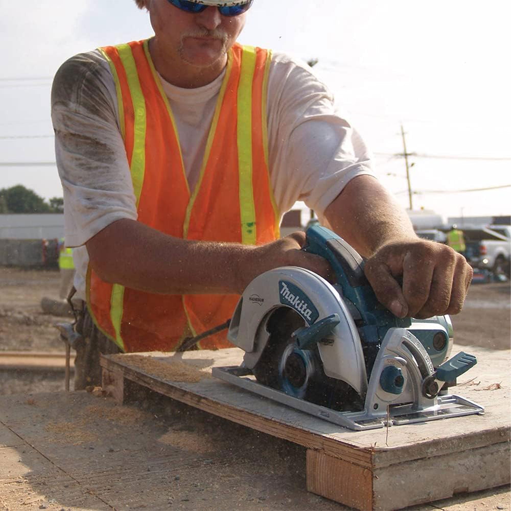 Makita 7-1/4 in Magnesium Circular Saw Heavy-duty Professional Power Tool (Black, 10.6 lb) cg6ld
